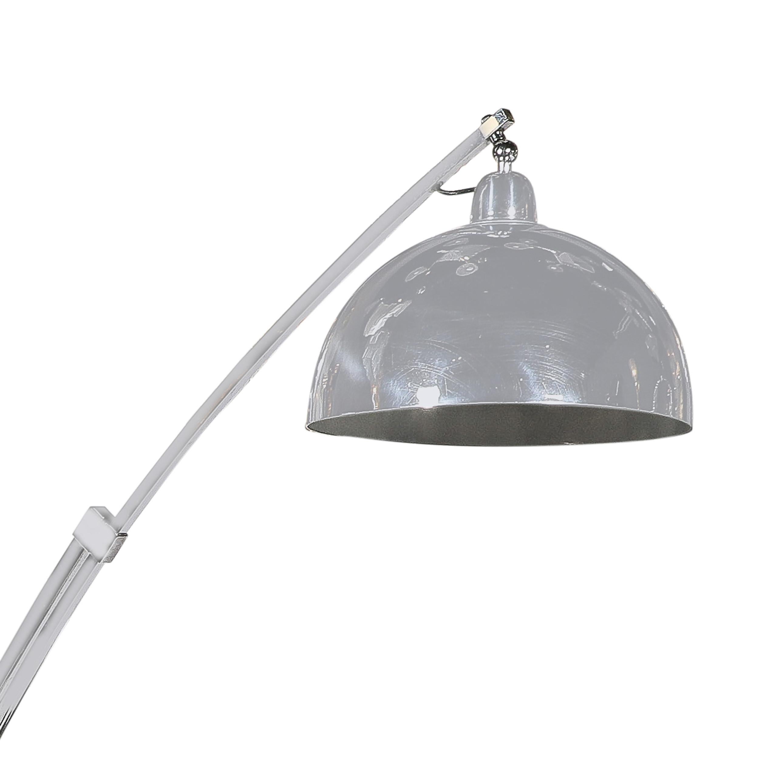 This well scaled and dynamic Mid-Century Modernist Extendable Arching Floor Lamp in Polished Chrome originates from the United States, Circa 1970. Features a large rounded shade in chrome that hangs from an arching and adjustable framework of