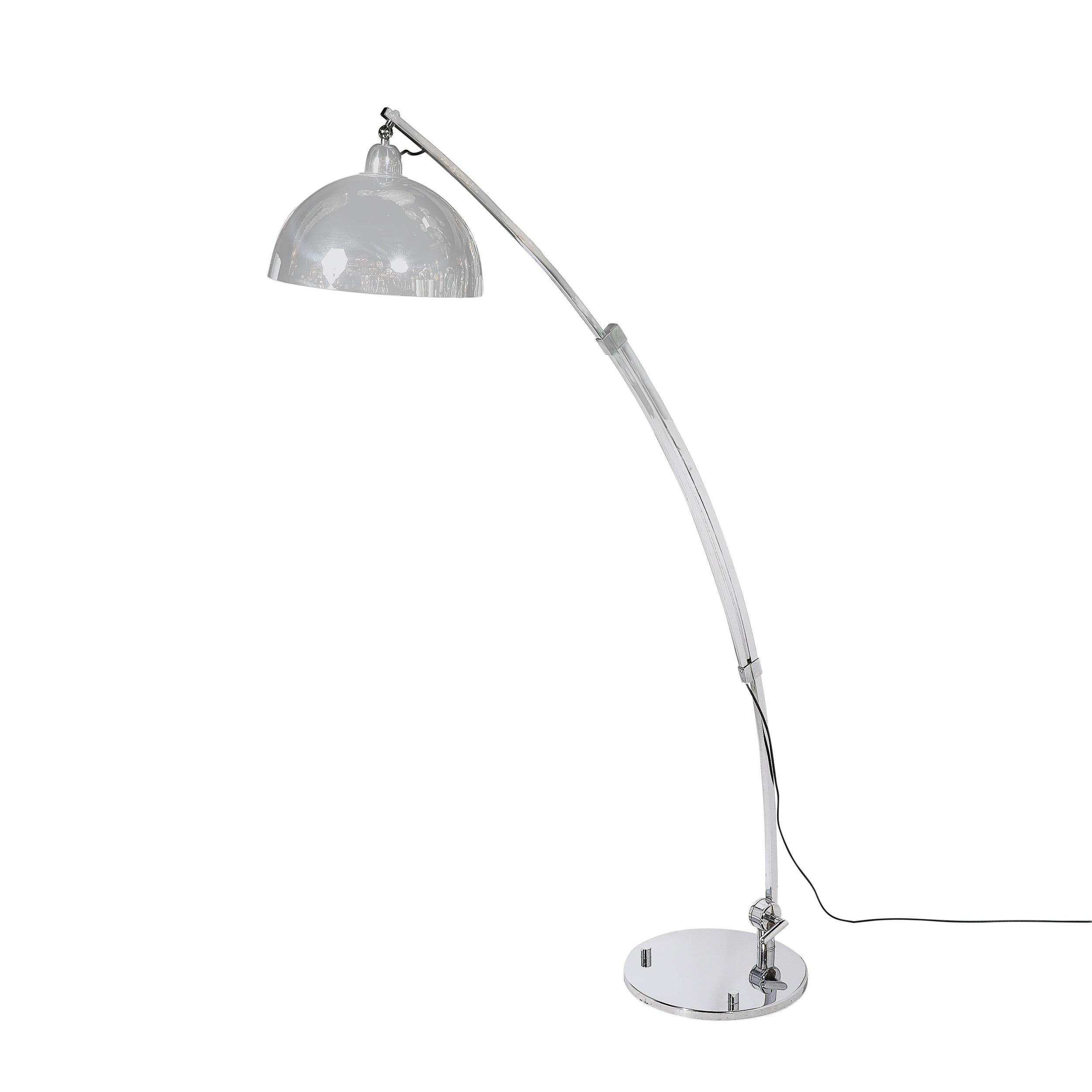 Lámpara de pie arqueada extensible modernista de mediados de siglo en cromo pulido en Excelente estado para la venta en New York, NY