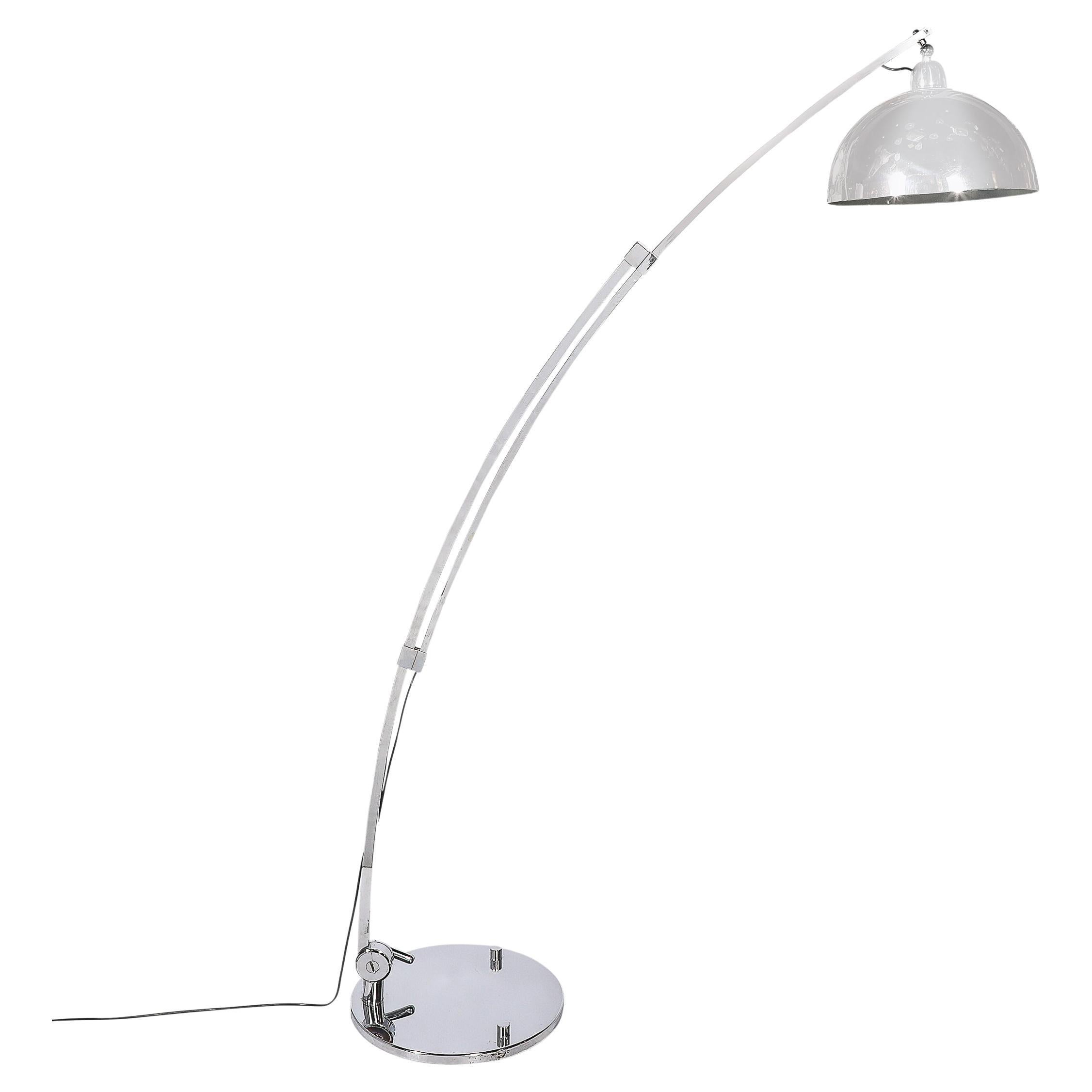 Ausziehbare Mid-Century-Modern-Stehlampe mit Bogen aus poliertem Chrom im Angebot