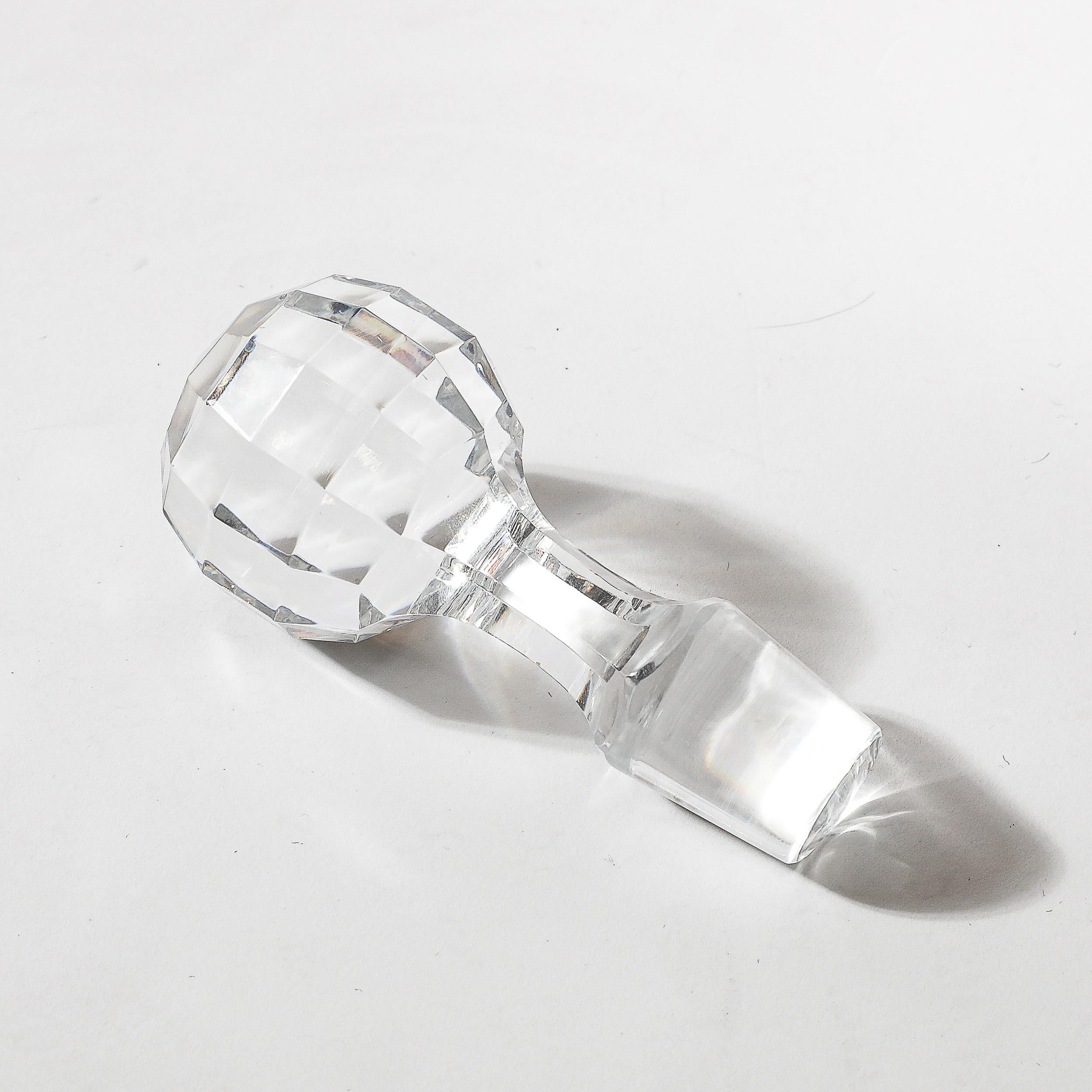 Decantador de cristal tallado facetado modernista de mediados de siglo Firmado Baccarat en venta 3
