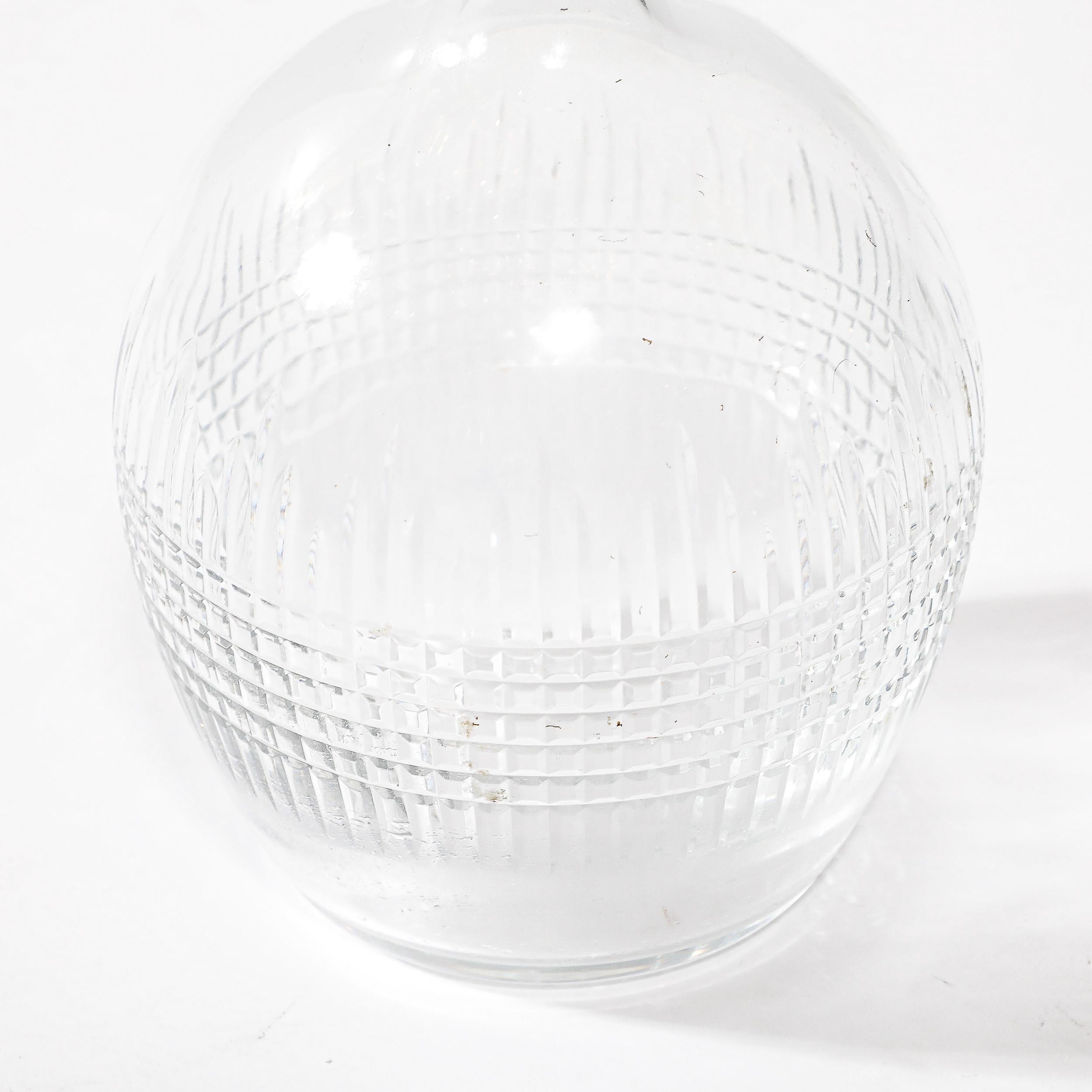 Decantador de cristal tallado facetado modernista de mediados de siglo Firmado Baccarat en venta 5