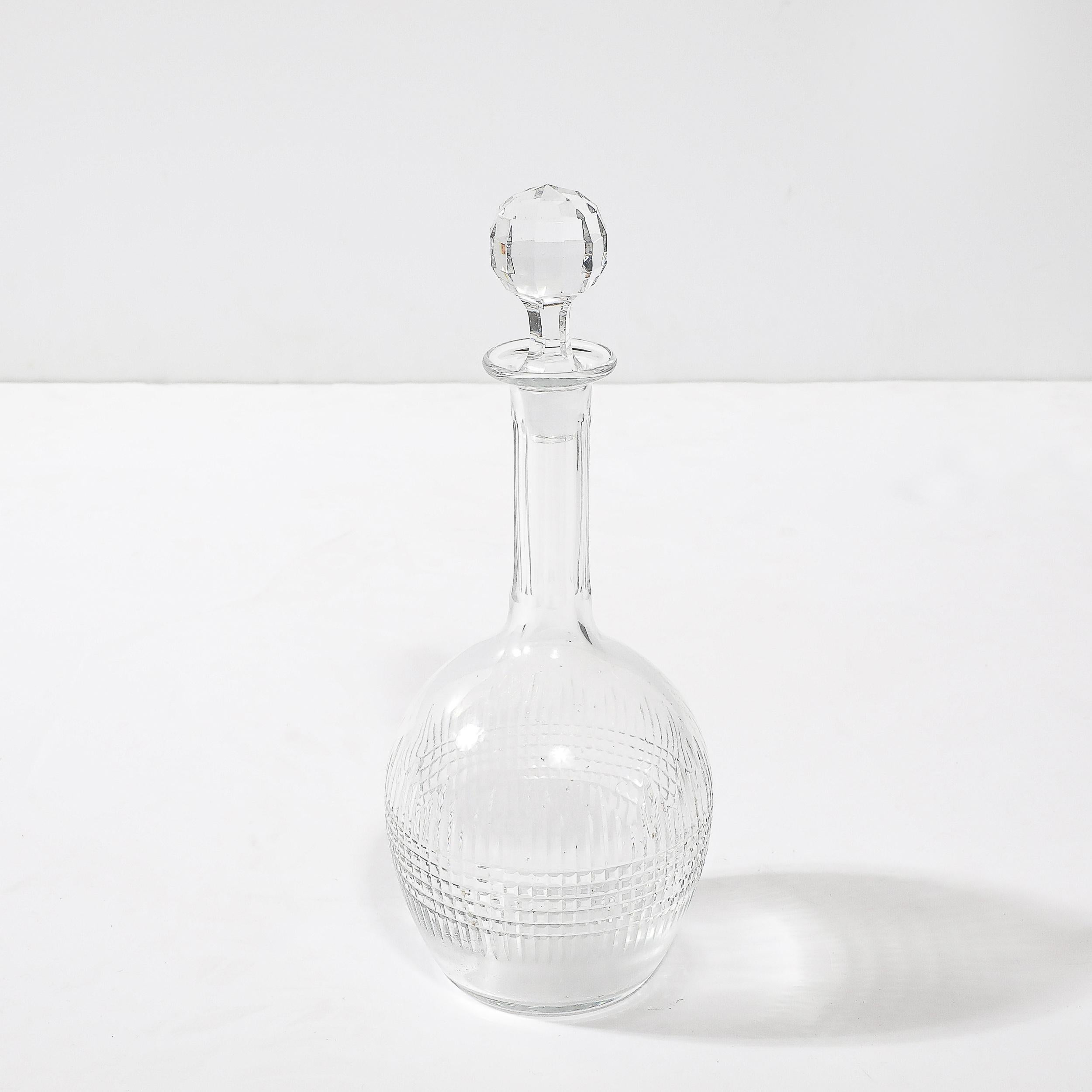 Decantador de cristal tallado facetado modernista de mediados de siglo Firmado Baccarat en venta 6