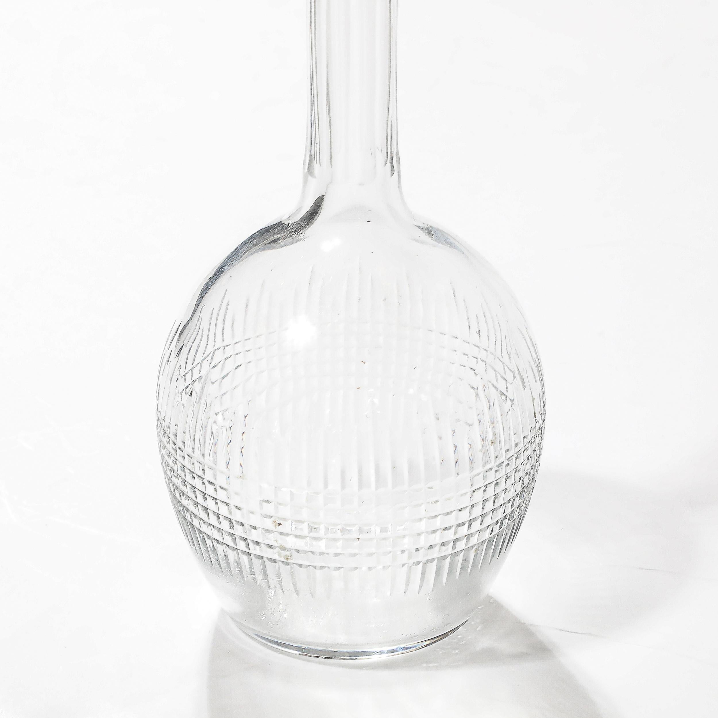 Decantador de cristal tallado facetado modernista de mediados de siglo Firmado Baccarat mediados del siglo XX en venta