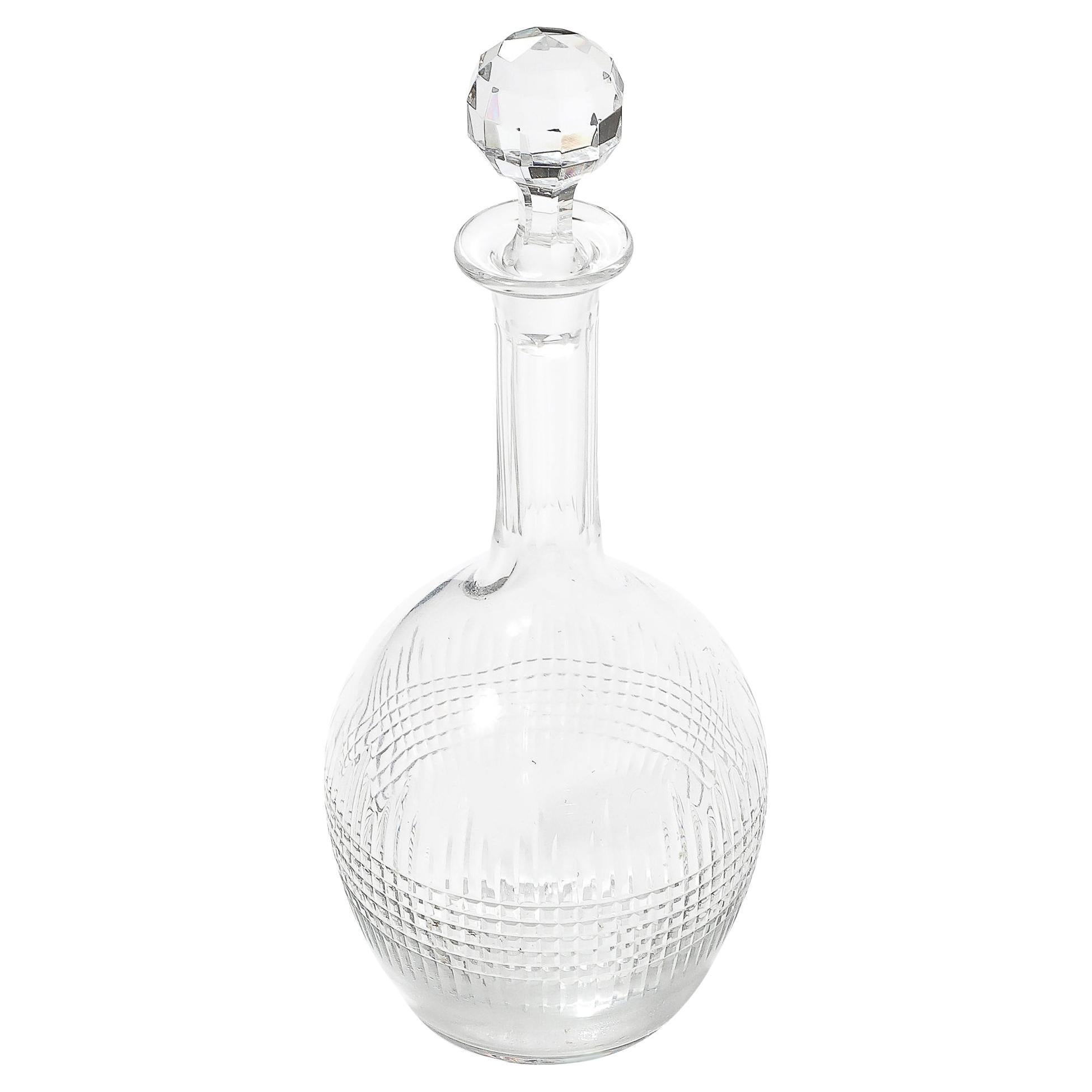 Decantador de cristal tallado facetado modernista de mediados de siglo Firmado Baccarat