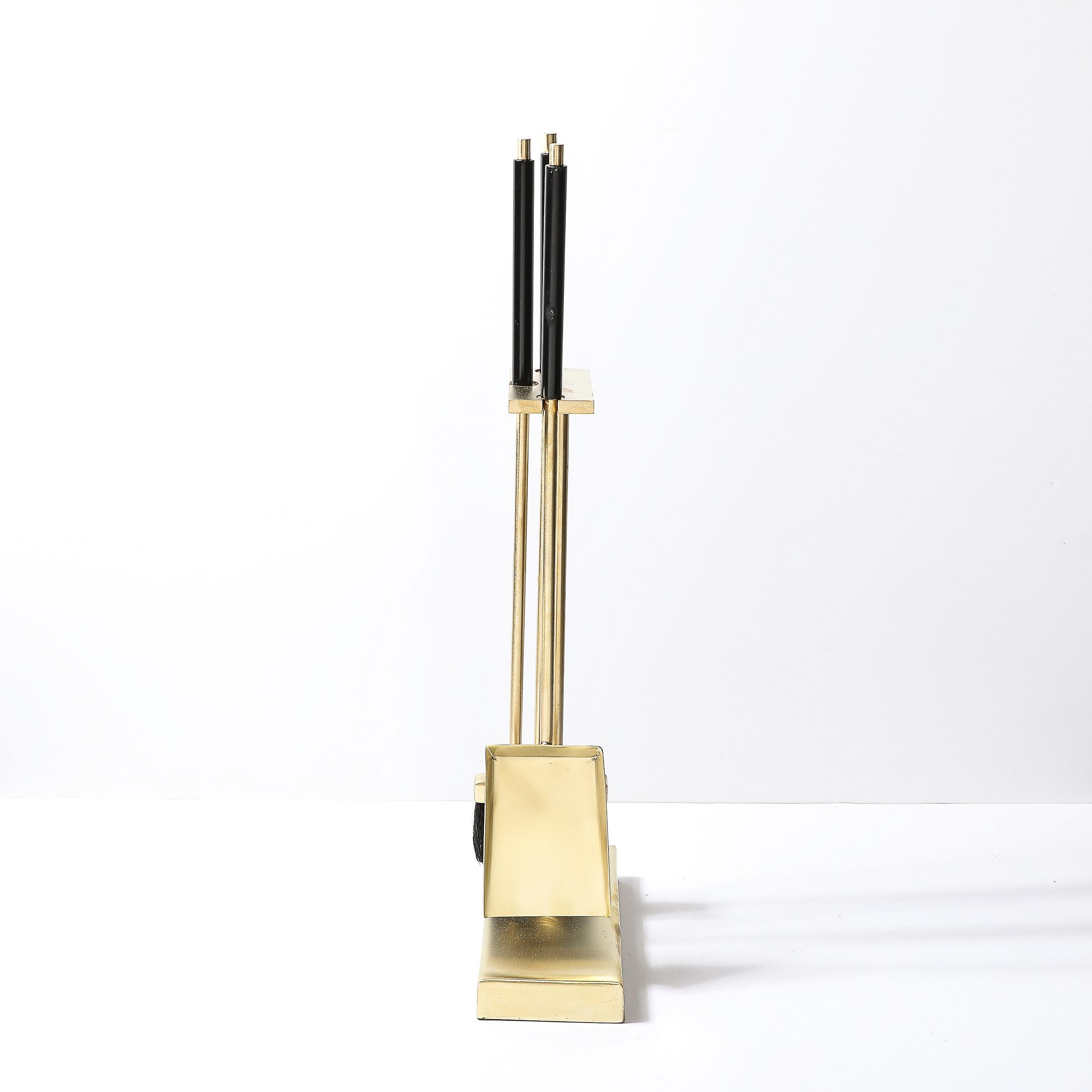 Mid-Century moderno Set di attrezzi da fuoco modernisti del metà secolo in ottone spazzolato e smalto nero in vendita