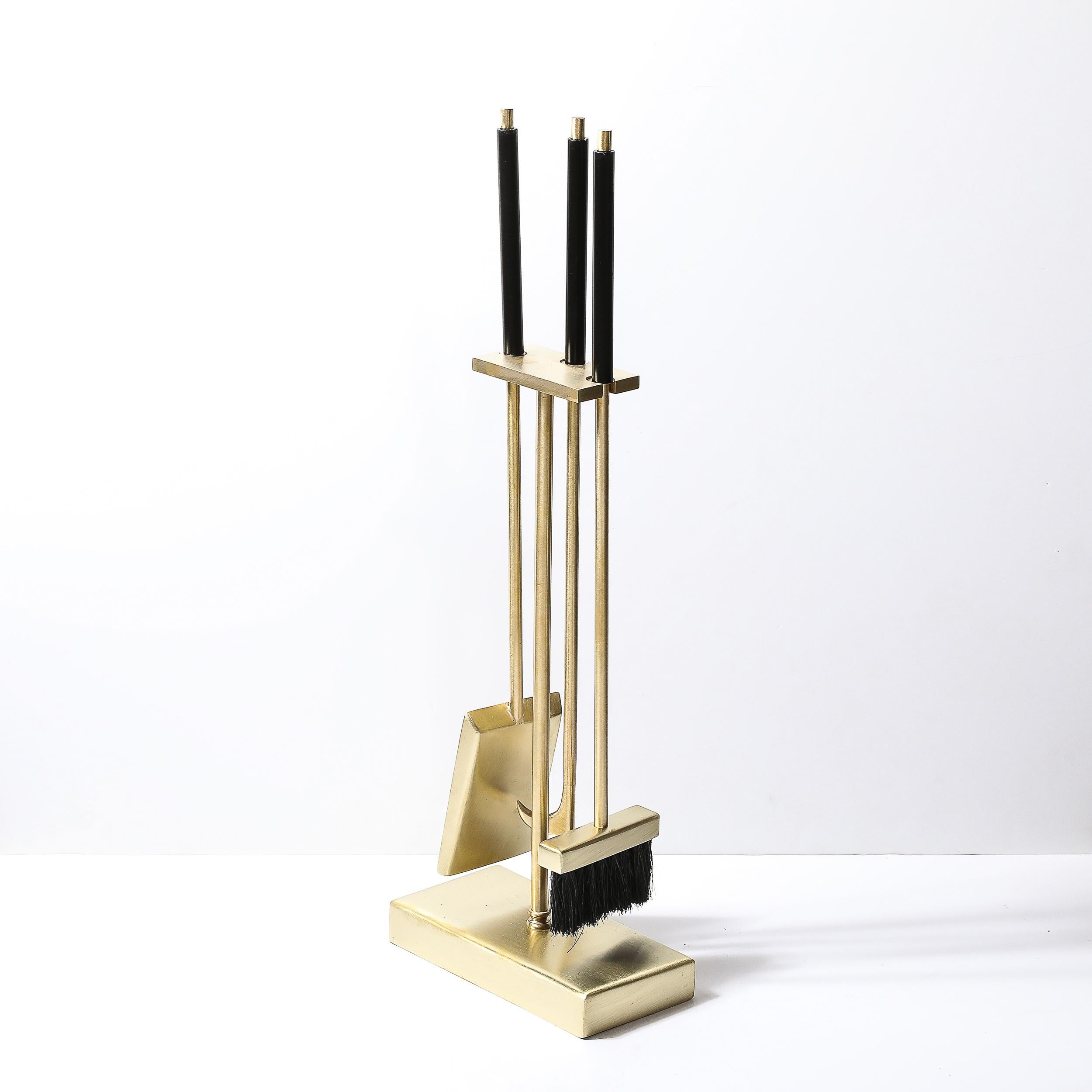 Set di attrezzi da fuoco modernisti del metà secolo in ottone spazzolato e smalto nero In condizioni ottime in vendita a New York, NY