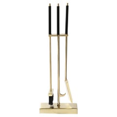 Set d'outils à feu en laiton brossé et émail noir de style moderniste du milieu du siècle