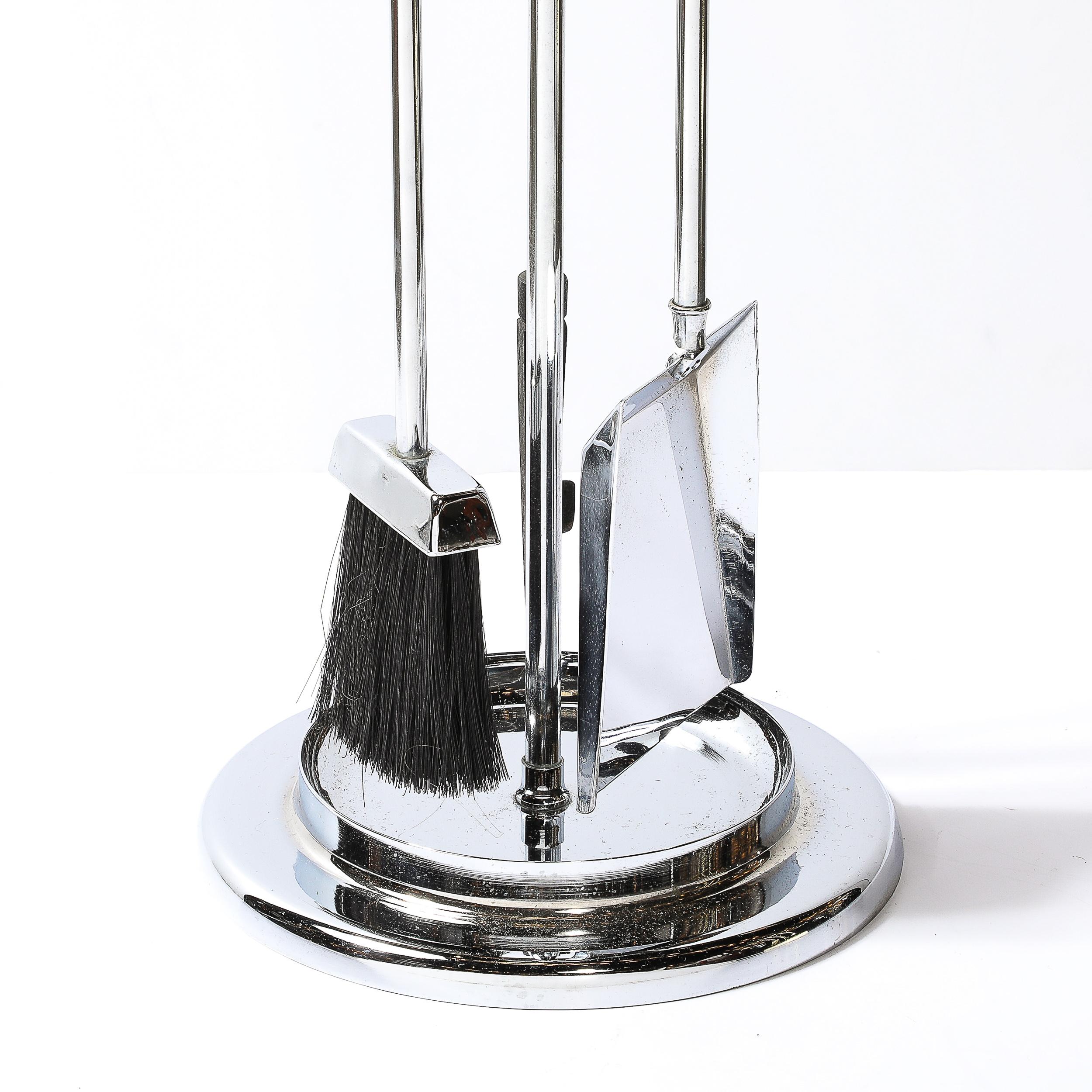 Cet ensemble d'outils de pompier minimaliste et bien composé, de style moderniste du milieu du siècle, en lucite et en chrome, provient des États-Unis, vers 1970. Ils sont dotés de poignées magnifiquement polies en lucite solide et de bases