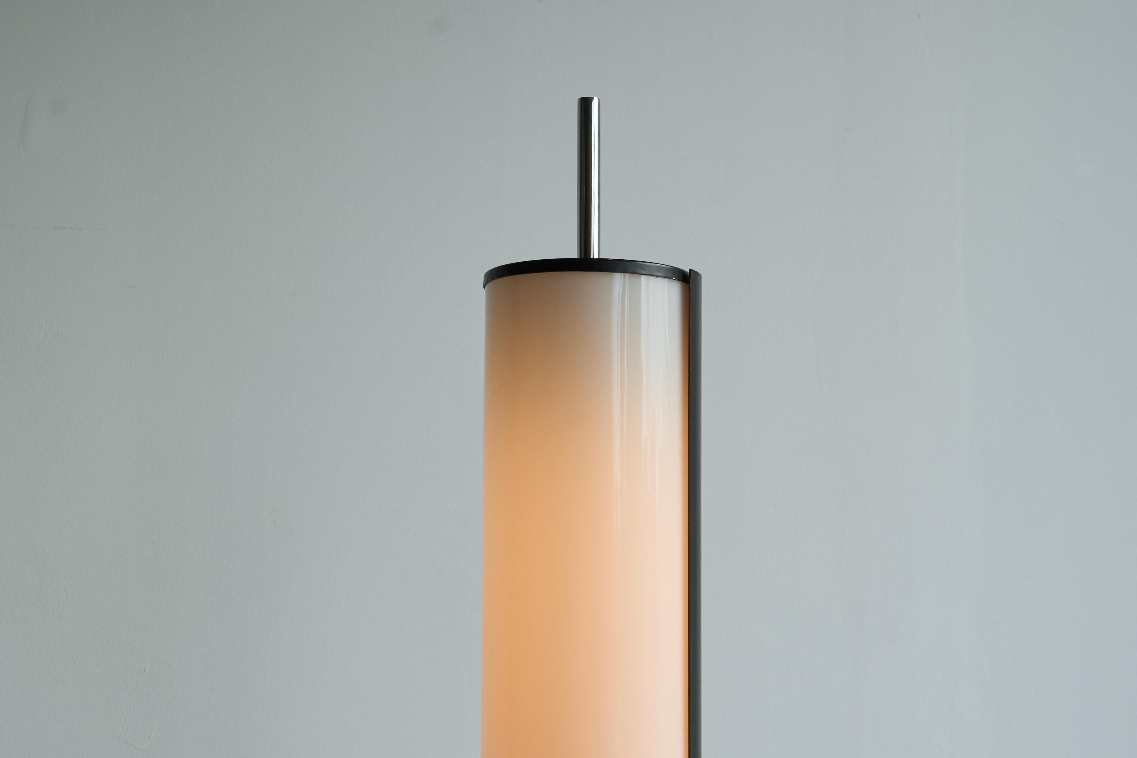Mid Century Modernist Floor Lamp in Metal and Perspex The Netherlands 1960s Moderno de mediados de siglo en venta