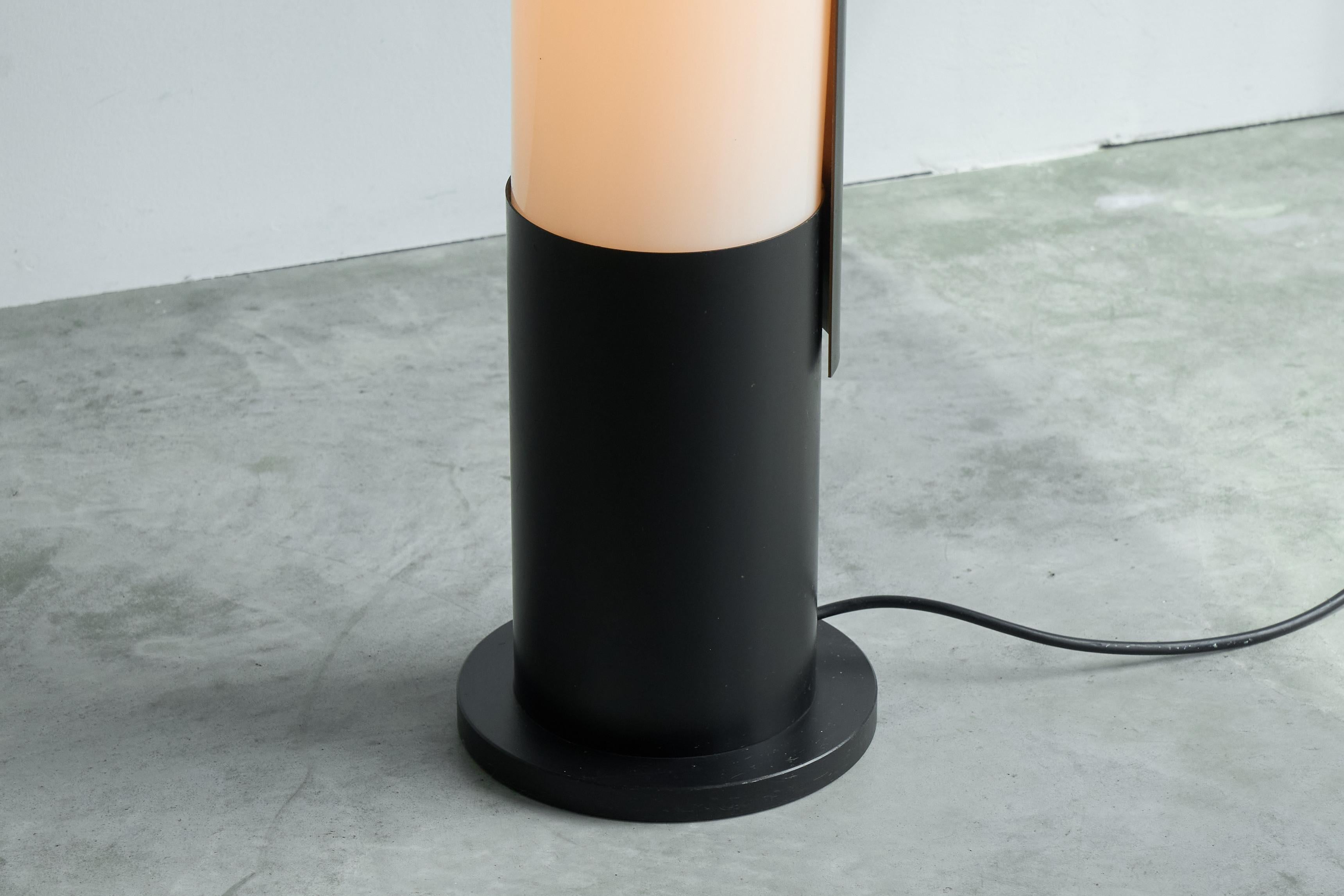 Mid Century Modernist Floor Lamp in Metal and Perspex The Netherlands 1960s Europeo en venta
