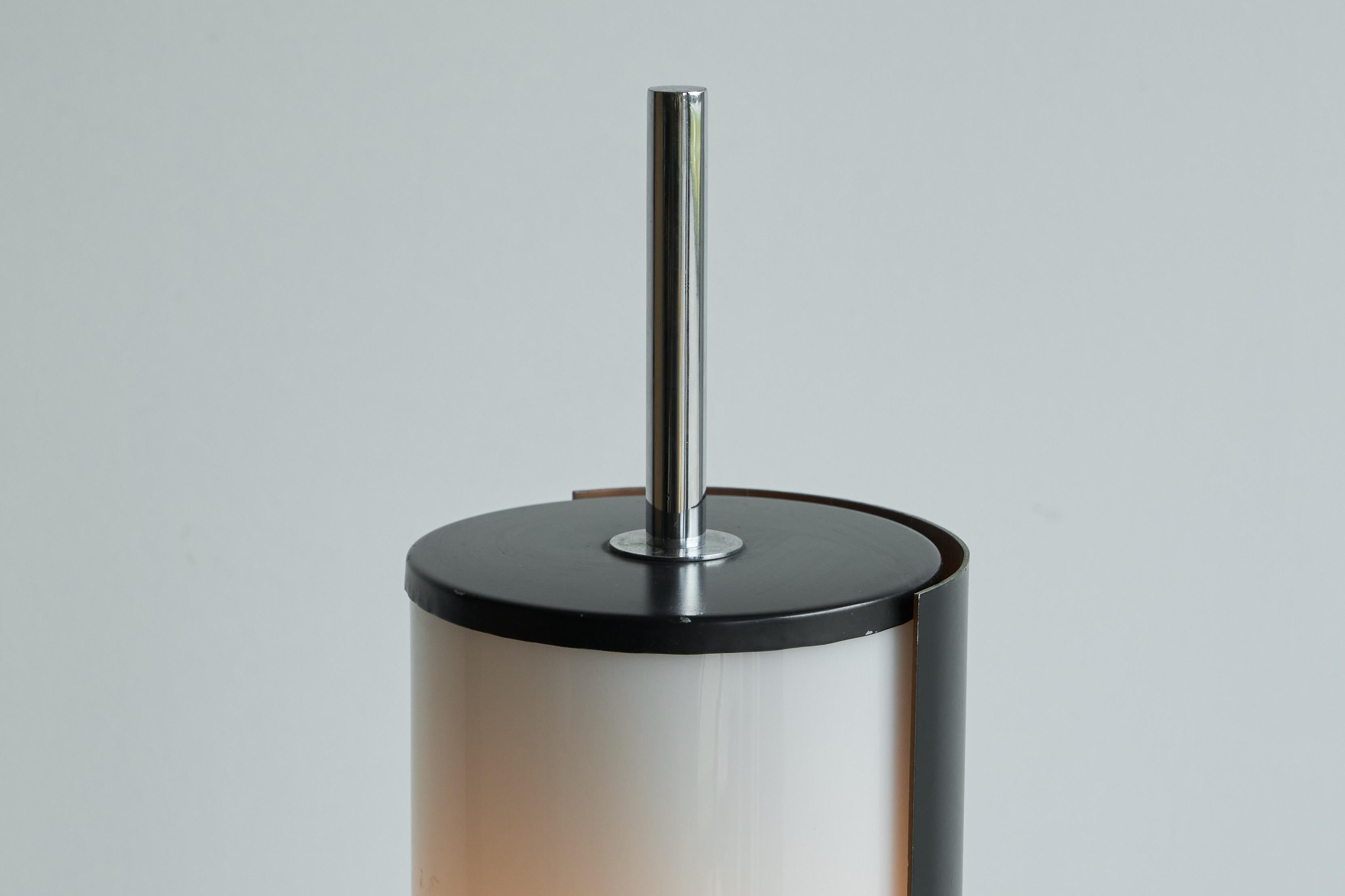 Mid Century Modernist Floor Lamp in Metal and Perspex The Netherlands 1960s Hecho a mano en venta