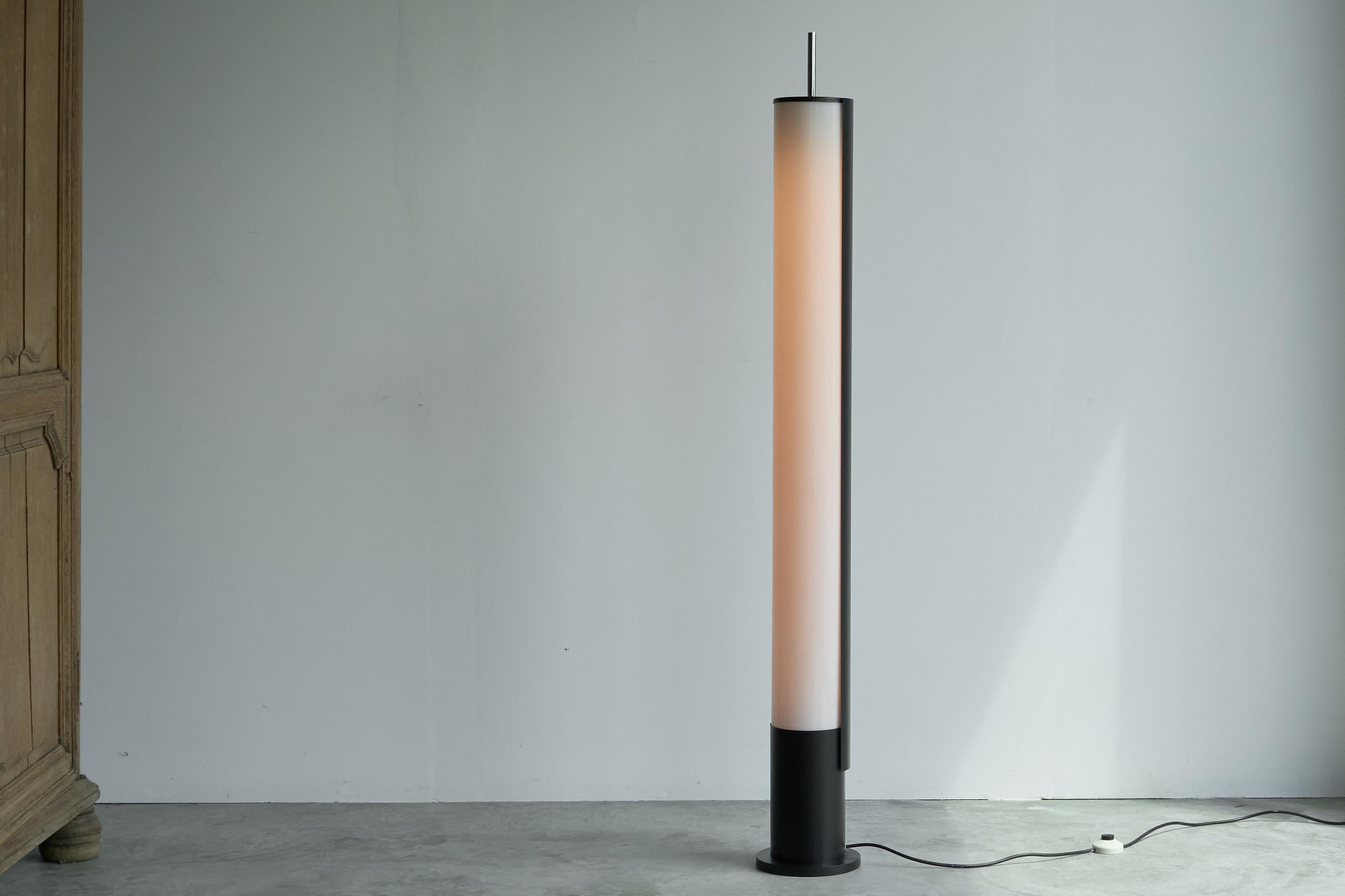 Mid Century Modernist Floor Lamp in Metal and Perspex The Netherlands 1960s en Bueno estado para la venta en Meer, VAN