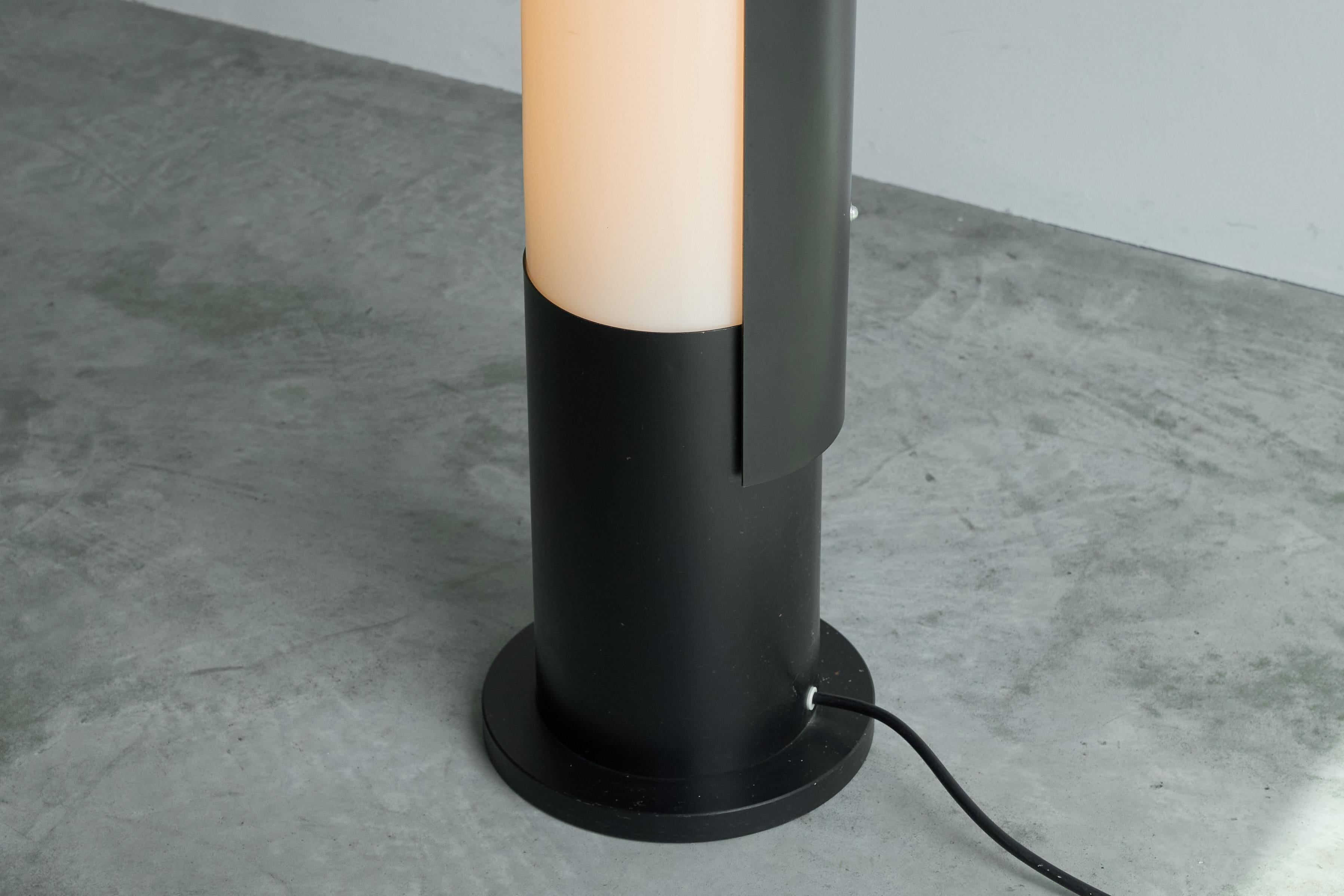 Mid Century Modernist Floor Lamp in Metal and Perspex The Netherlands 1960s siglo XX en venta