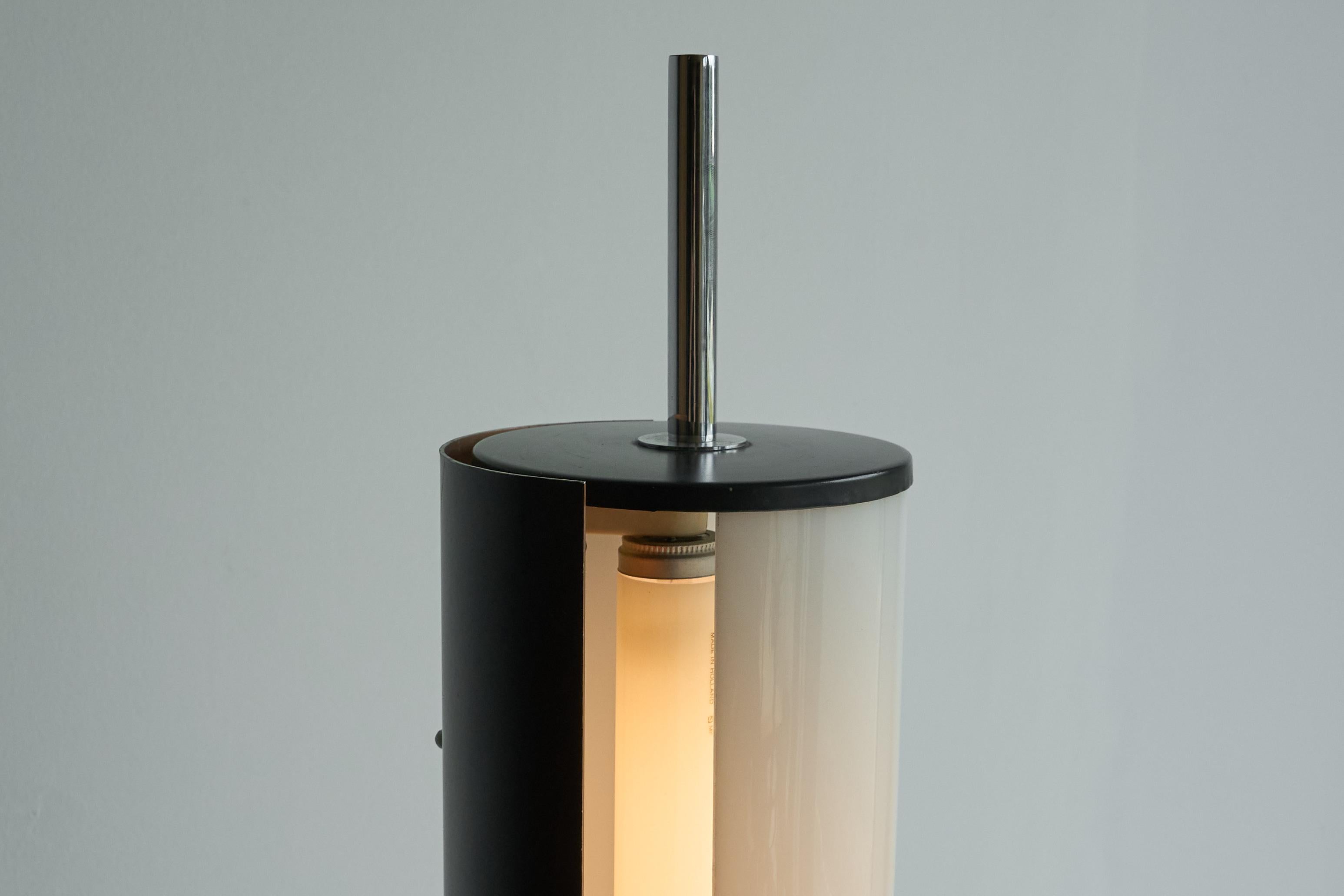 Mid Century Modernist Floor Lamp in Metal and Perspex The Netherlands 1960s en venta 2