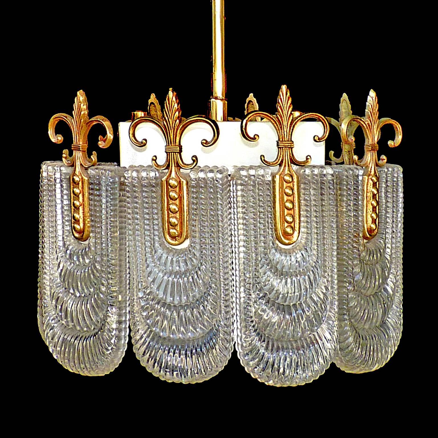 Elegante seltene Mid-Century Modernist Bronze und Glas Leuchte von Kaiser Leuchten mit zwei Glühbirnen. Eine Glasleuchte, bestehend aus mehreren Stücken strukturierten Glases, die um einen Messingbeschlag von Kaiser Leuchten German, ca. 1940er