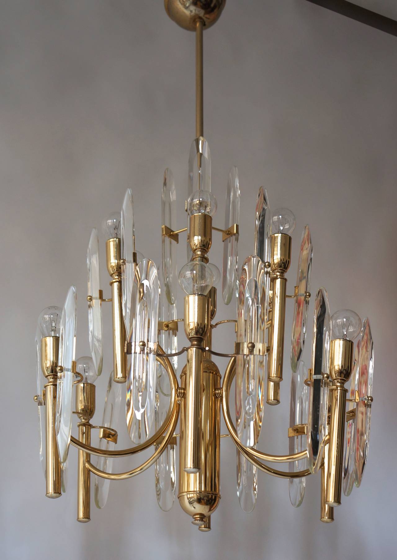 Sciolari chandelier with brass frame surrounded by crystal glass pieces.
Measures: Diameter 50 cm.
Height 95 cm.