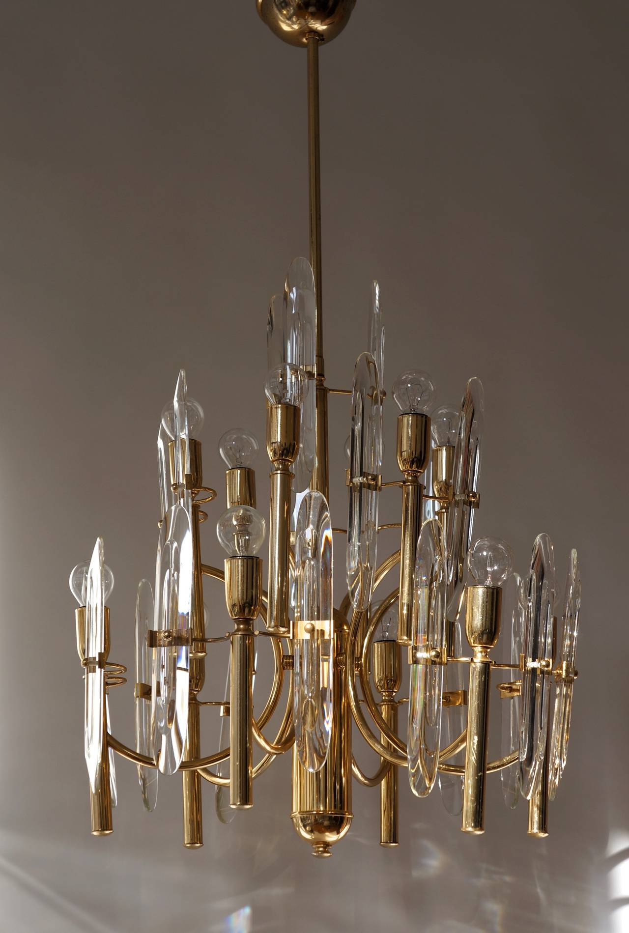 Italian Mid-Century Modernist Crystal Glass and Brass Sciolari Chandelier For Sale