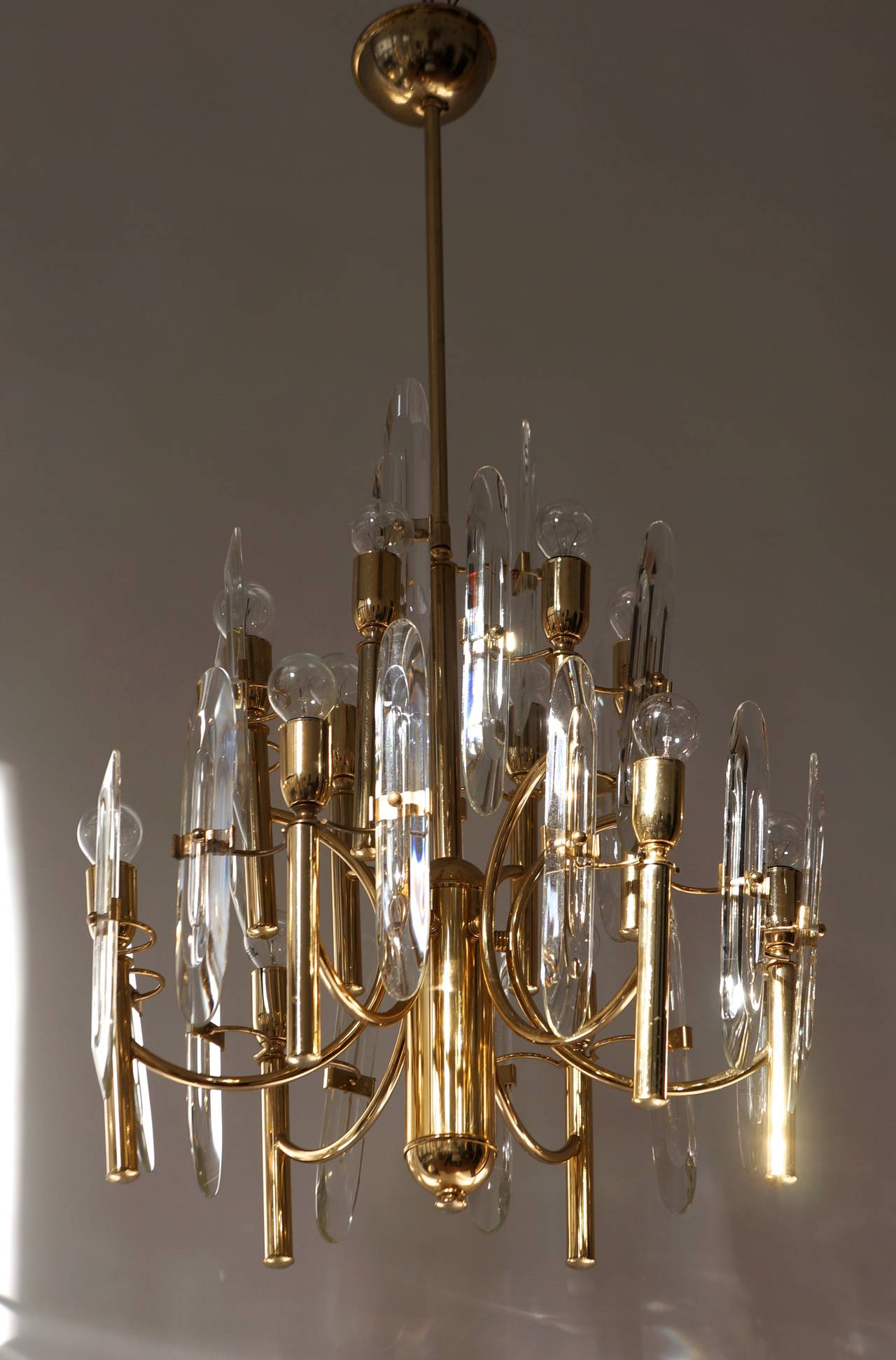 Mid-Century Modernist Crystal Glass and Brass Sciolari Chandelier In Good Condition For Sale In Antwerp, BE