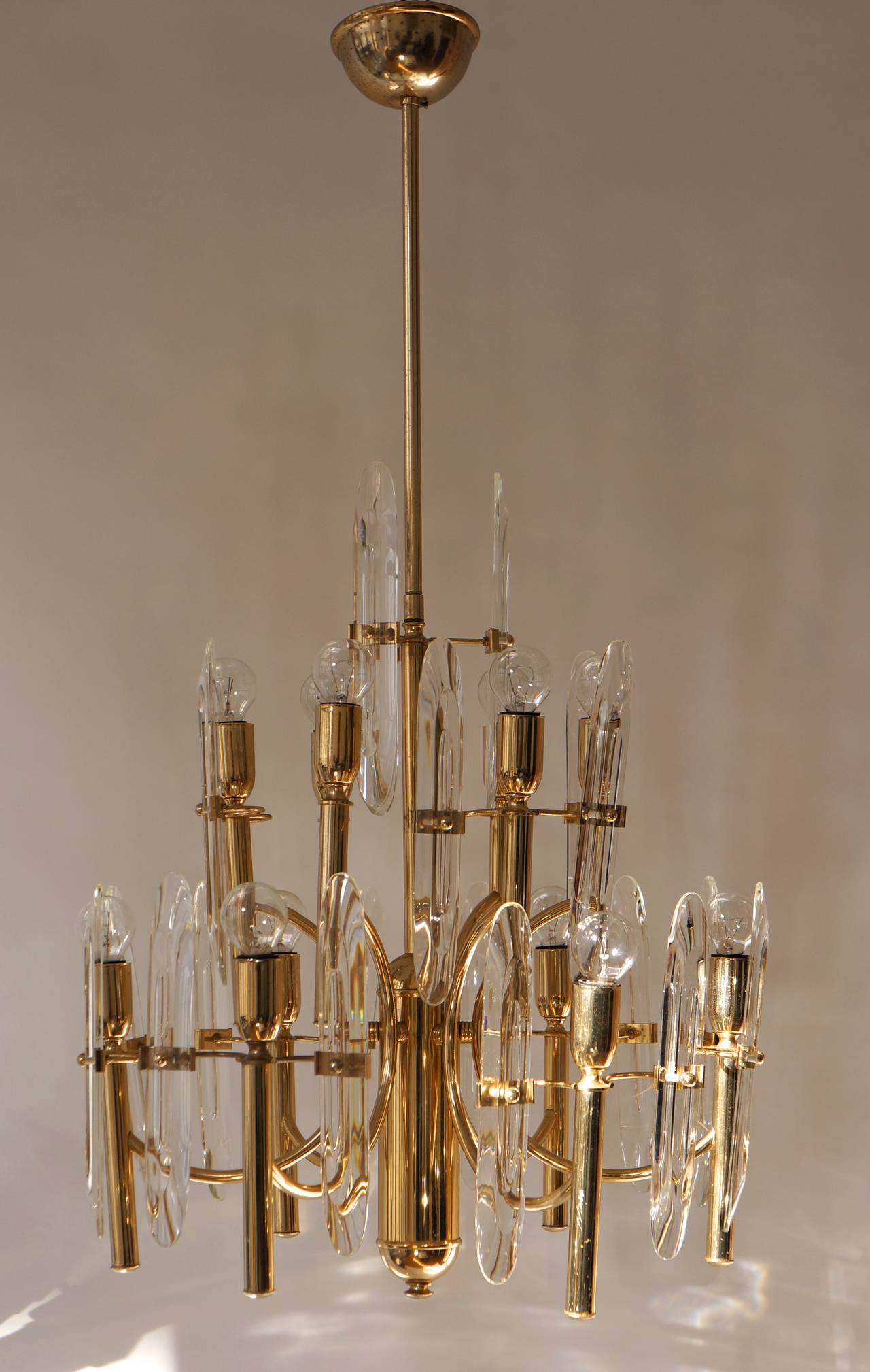 Mid-Century Modernist Crystal Glass and Brass Sciolari Chandelier For Sale 1