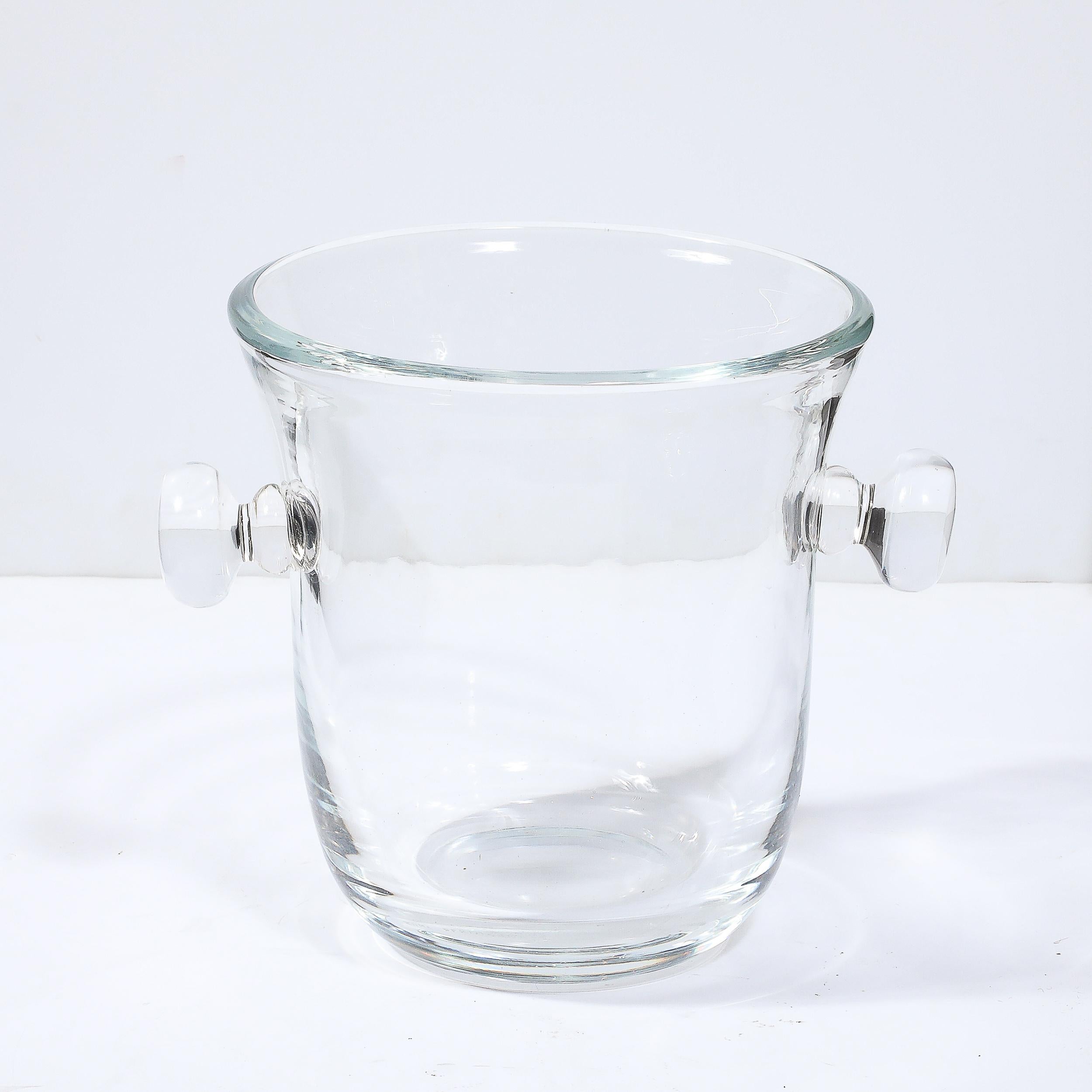 Dieser seltene und materiell exquisite Eiskübel aus Glas aus der Jahrhundertmitte, signiert Karl Springer, stammt aus den Vereinigten Staaten, CIRCA 1980. Dieses Stück hat einen minimalen Körper, der sich in der Nähe der Öffnung leicht erweitert,