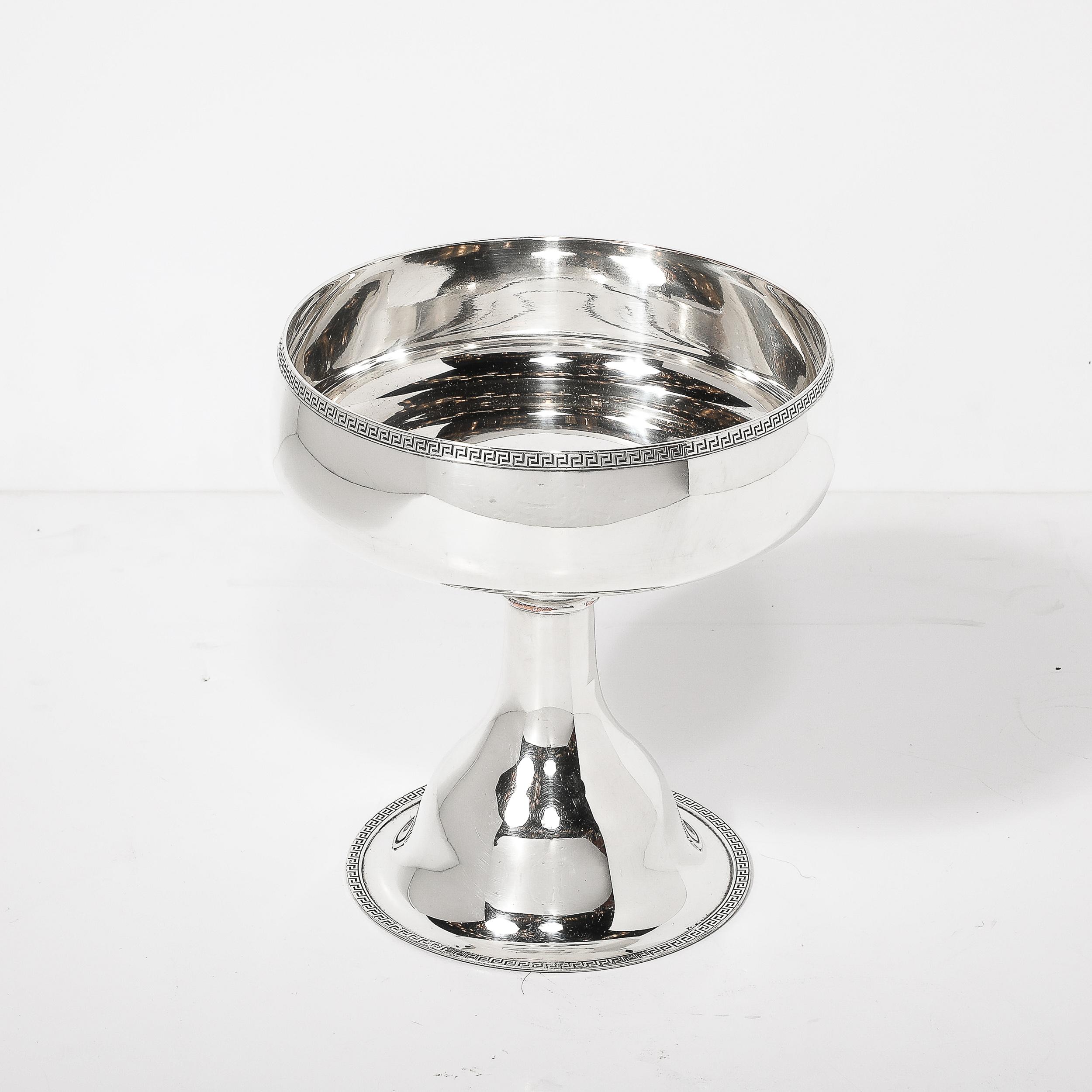 Mid-Century moderno Ciotola con piede a forma di chiave greca di metà secolo, placcata in argento, firmata Sheffield in vendita