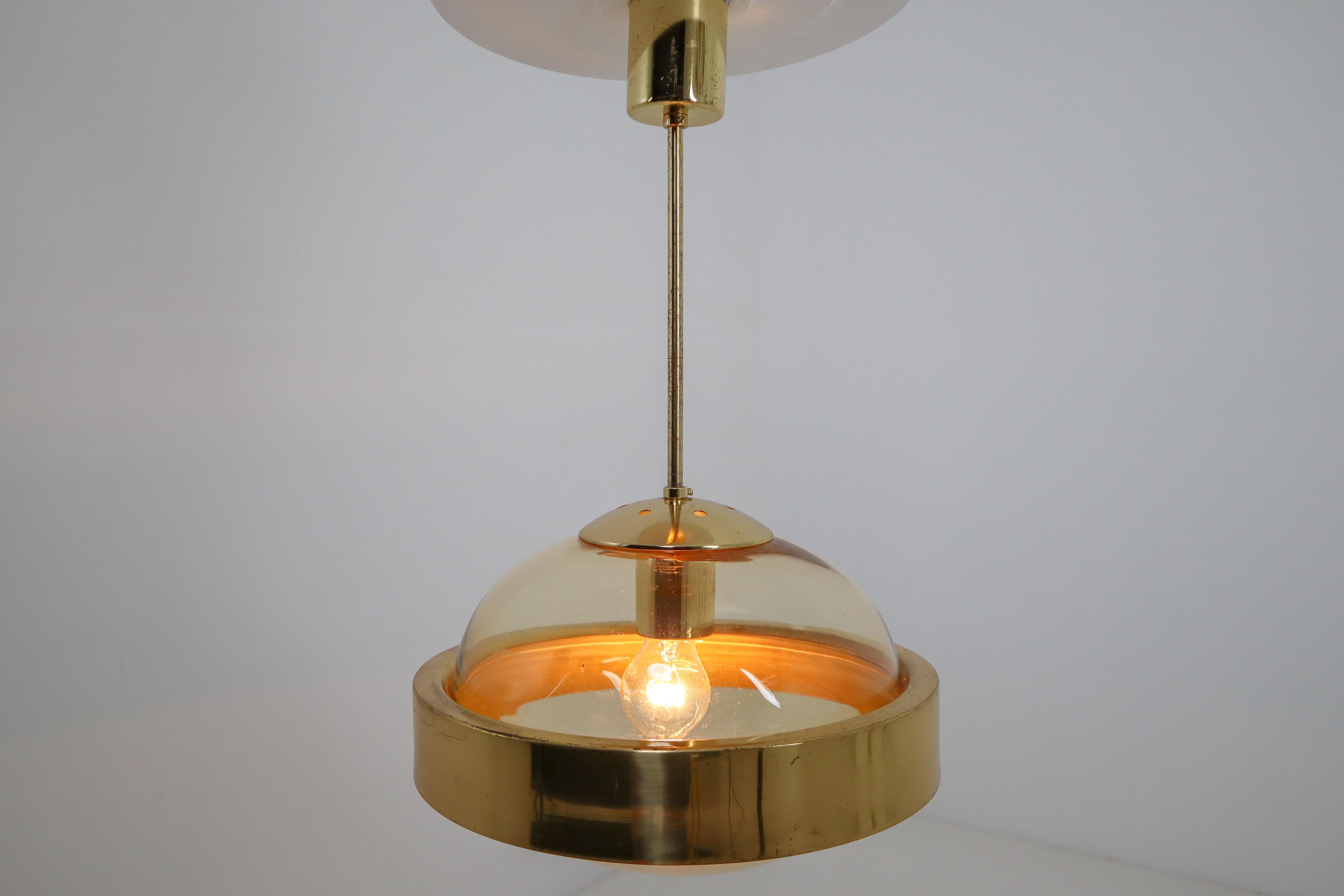 Modernistische Mid-Century-Pendelleuchte aus mundgeblasenem Glas und Messing, 1960er Jahre (Österreichisch) im Angebot