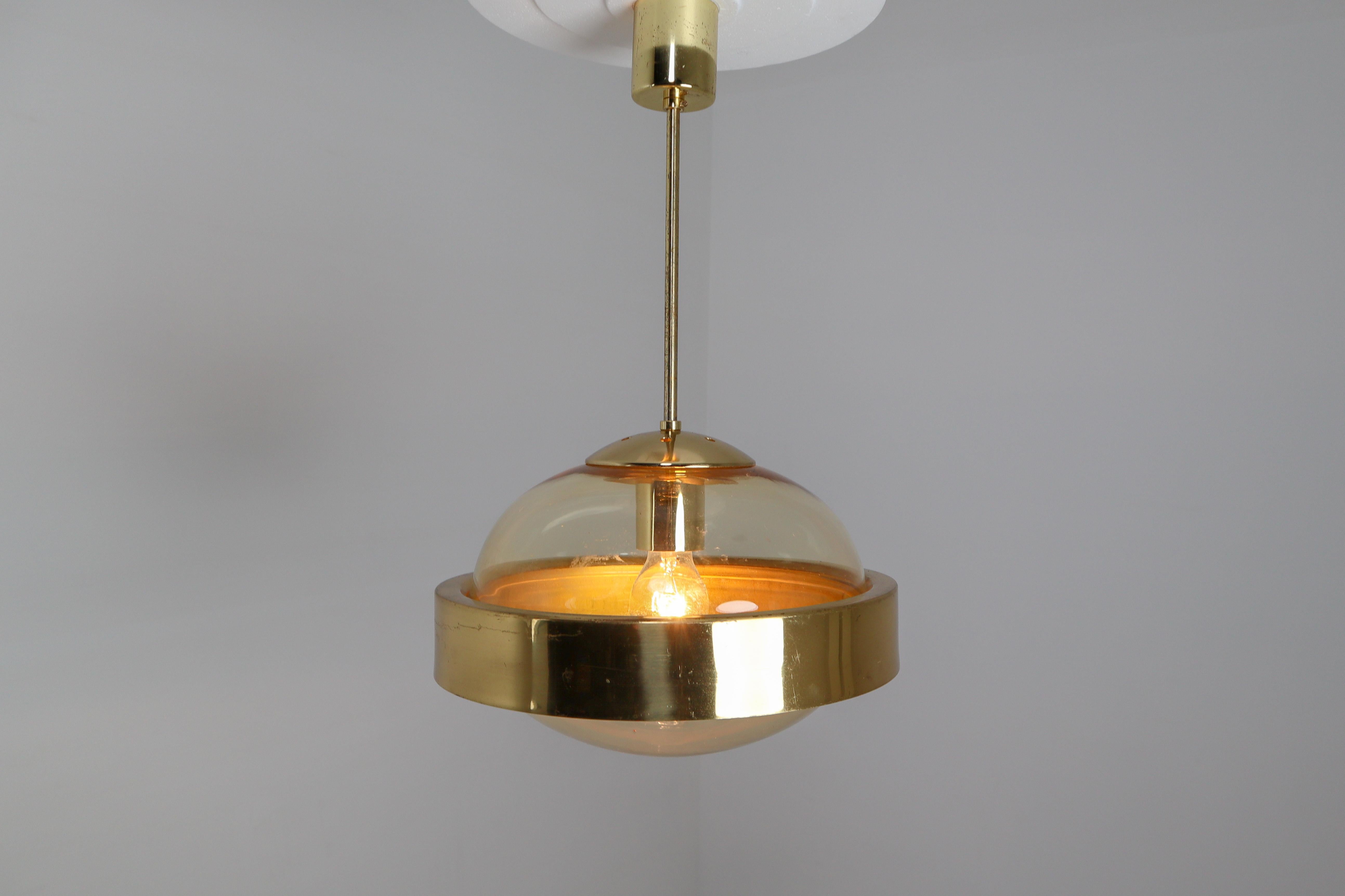 Modernistische Mid-Century-Pendelleuchte aus mundgeblasenem Glas und Messing, 1960er Jahre im Angebot 3