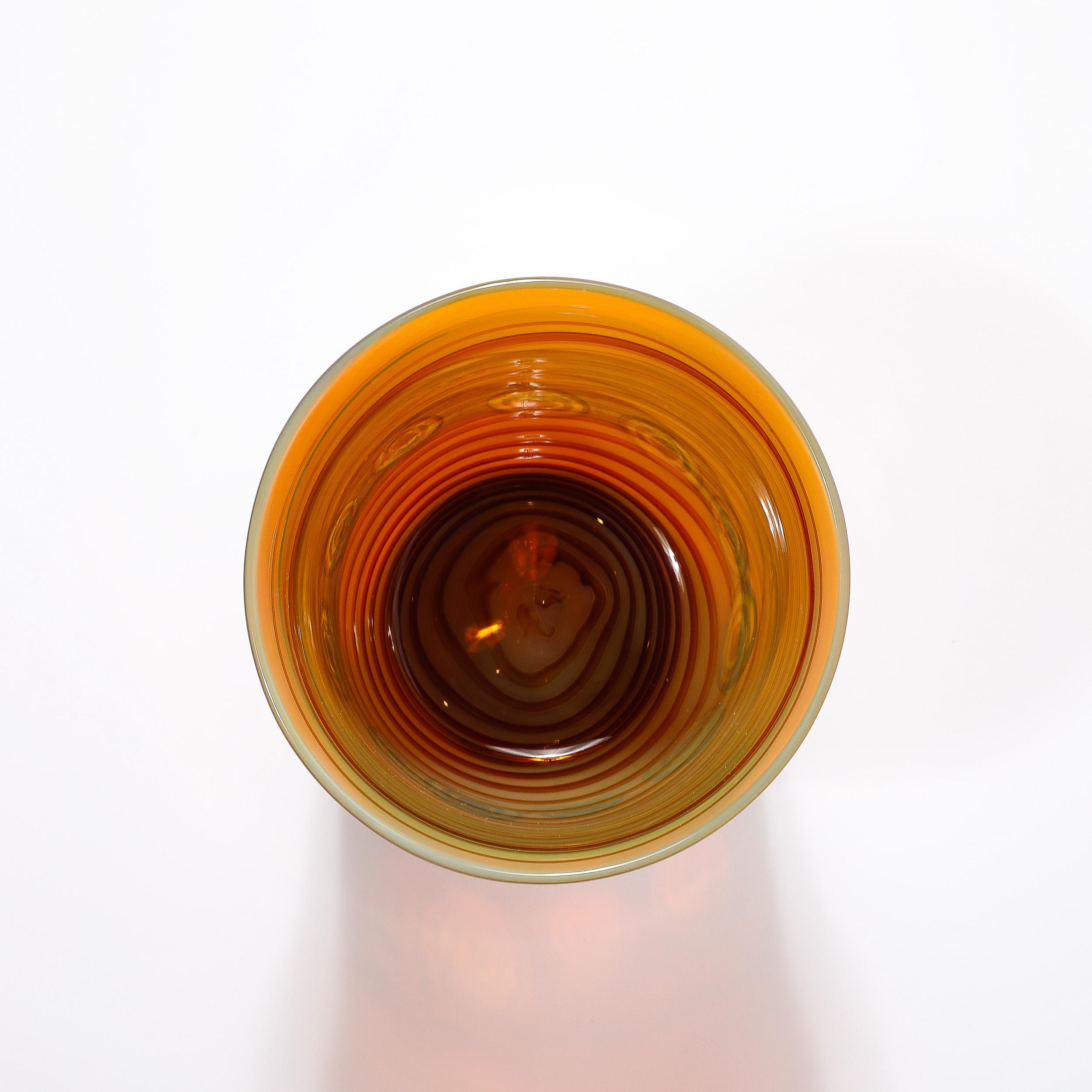 Questo bellissimo vaso in vetro di Murano soffiato a mano e colorato del metà del secolo scorso, con dettagli in citrino a bande e anelli d'ambra, proviene dall'Italia della seconda metà del XX secolo. Presenta un'incantevole forma leggermente