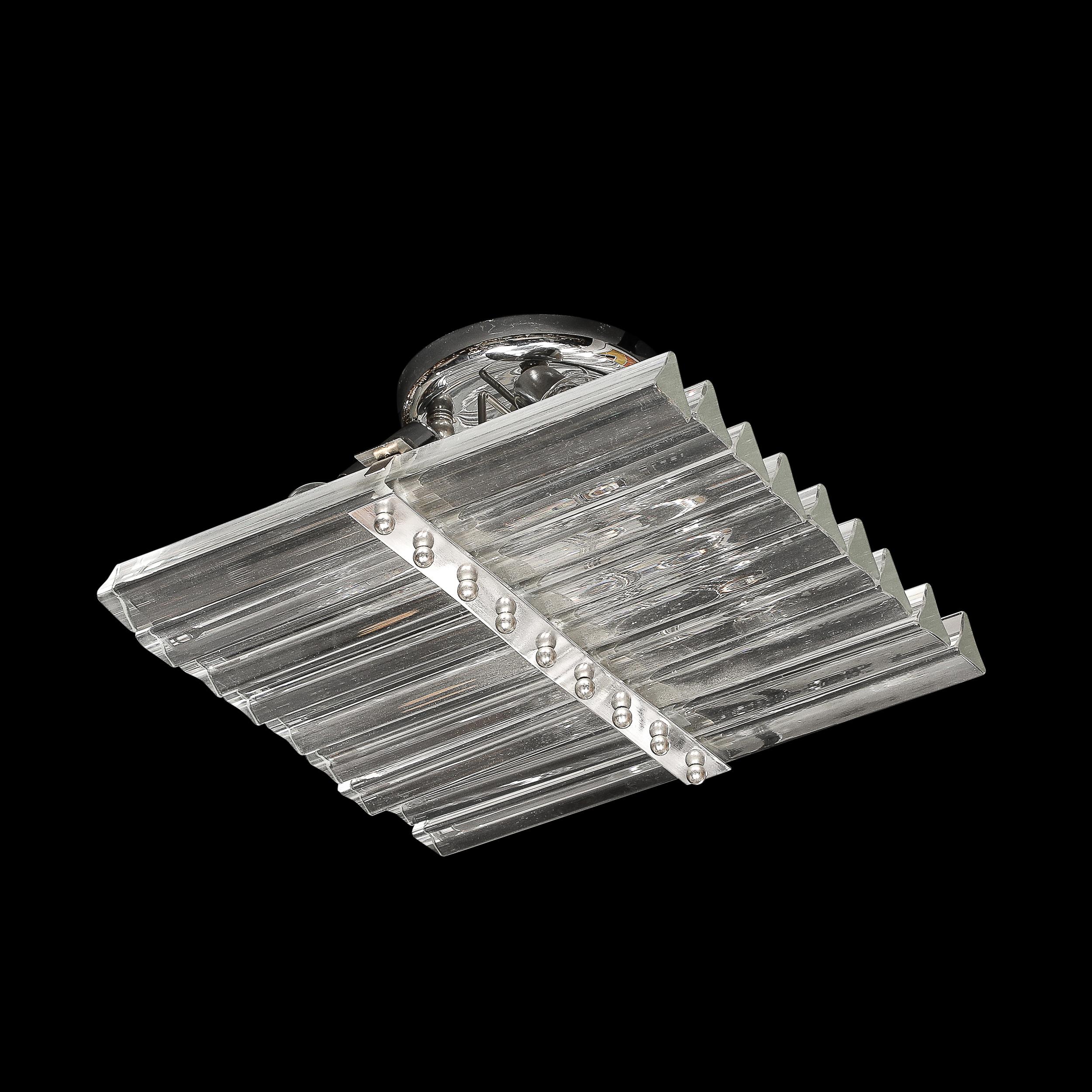 Ce lustre unique et élégant en verre de Murano soufflé à la main, de style moderniste du milieu du siècle, avec accessoires chromés, est originaire d'Italie, vers 1970. Directional est une composition rectangulaire d'éléments en verre essayé, tous