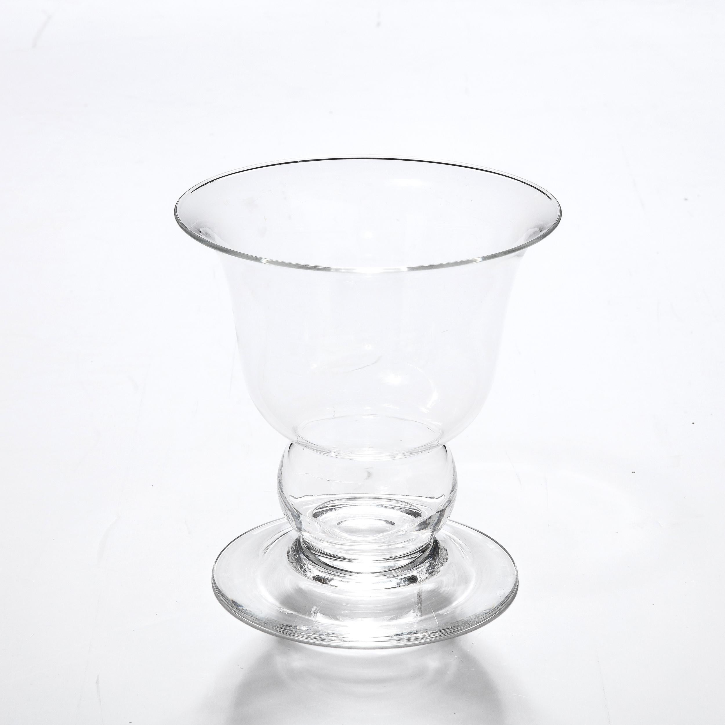 Ce vase en verre soufflé à la main de style moderniste du milieu du siècle, signé Steuben, provient des États-Unis et date de 1960. Il présente une magnifique sillouette qui s'effile depuis sa large ouverture jusqu'à un moment sphérique d'espace