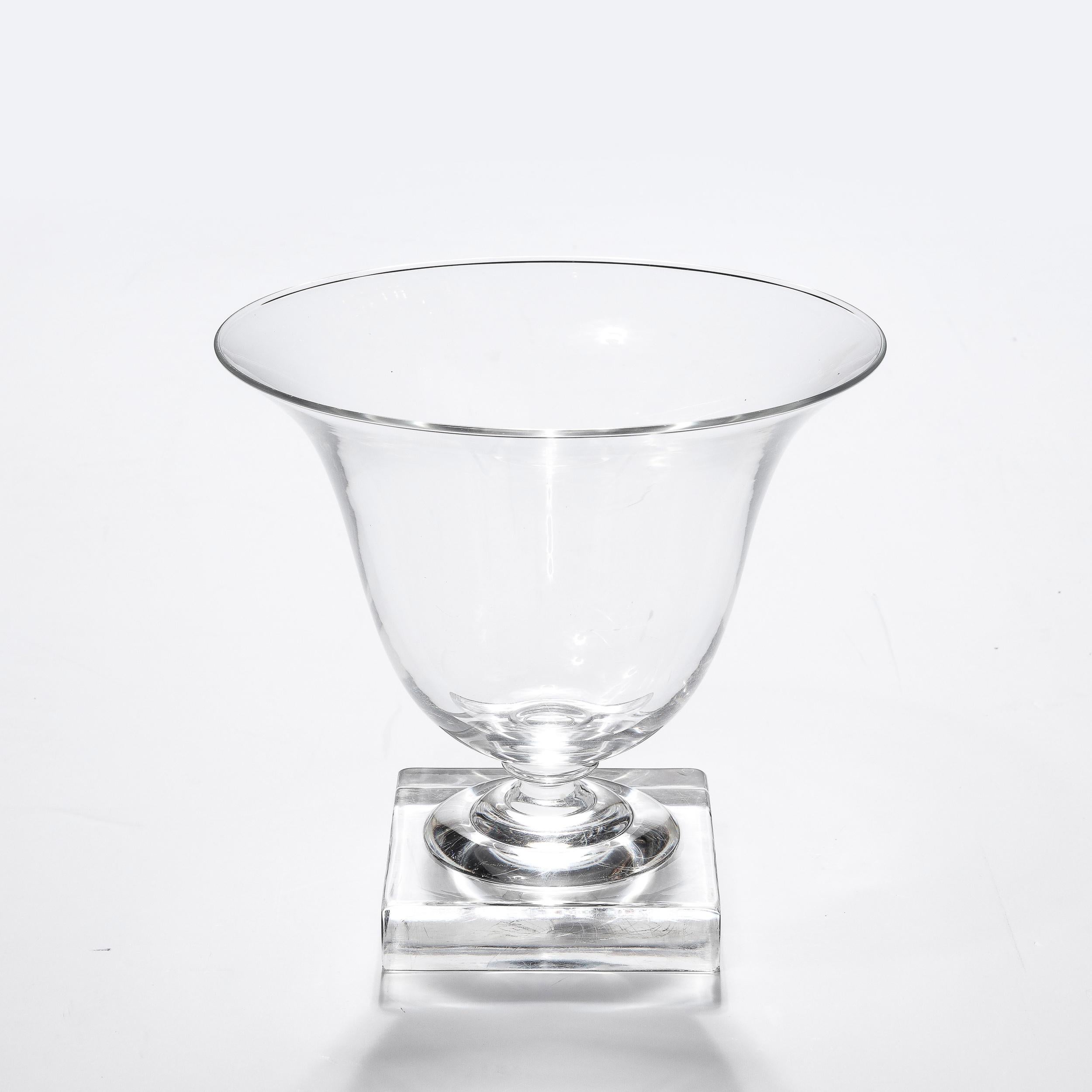 Ce charmant vase en verre soufflé à la main du milieu du siècle avec une base carrée, signé Steuben, provient des États-Unis, vers 1960. Il présente une belle silhouette qui s'affine vers le bas à partir de la large ouverture avec une courbure