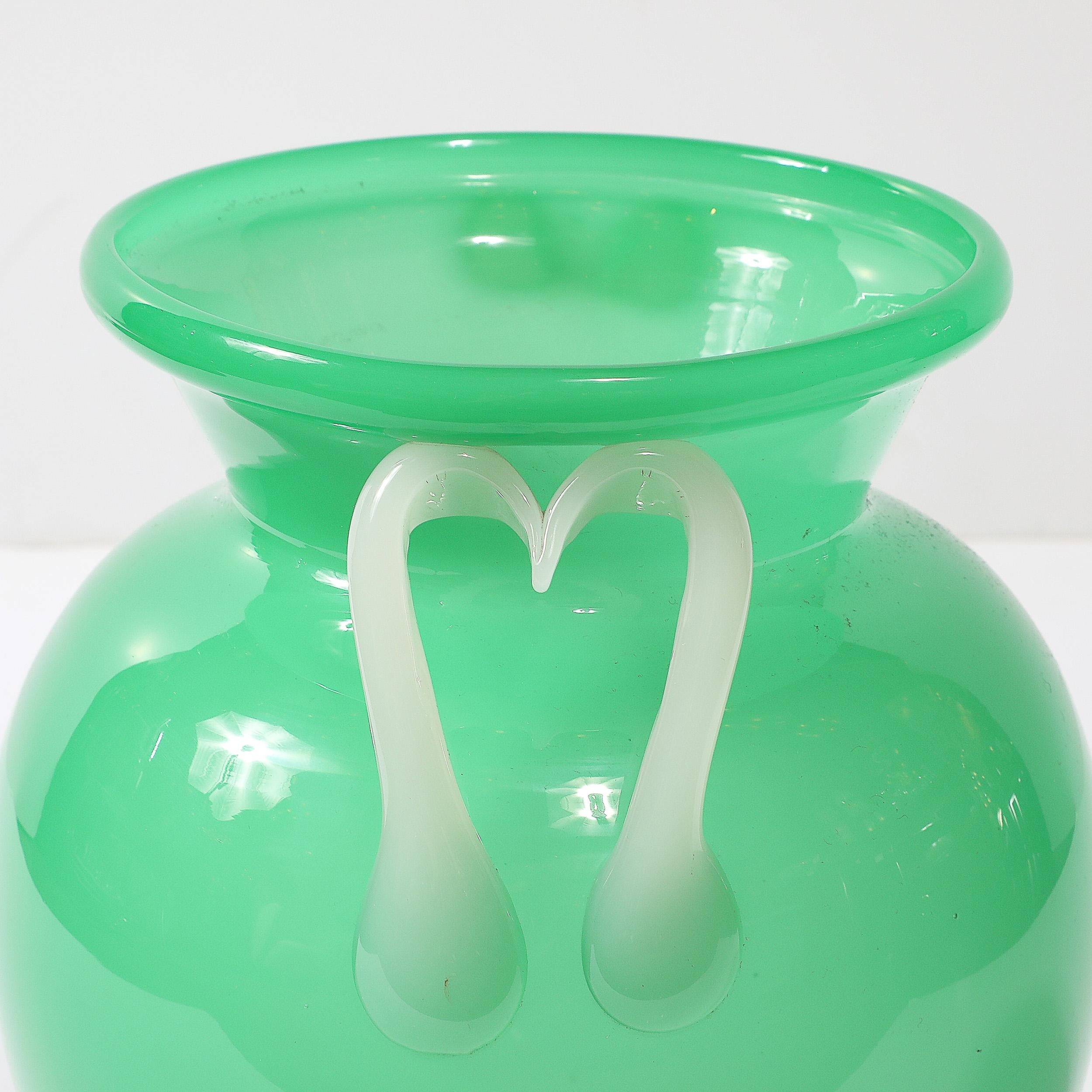 Vaso in vetro Amphora di Murano soffiato a mano della metà del secolo scorso in bianco e giada in vendita 3