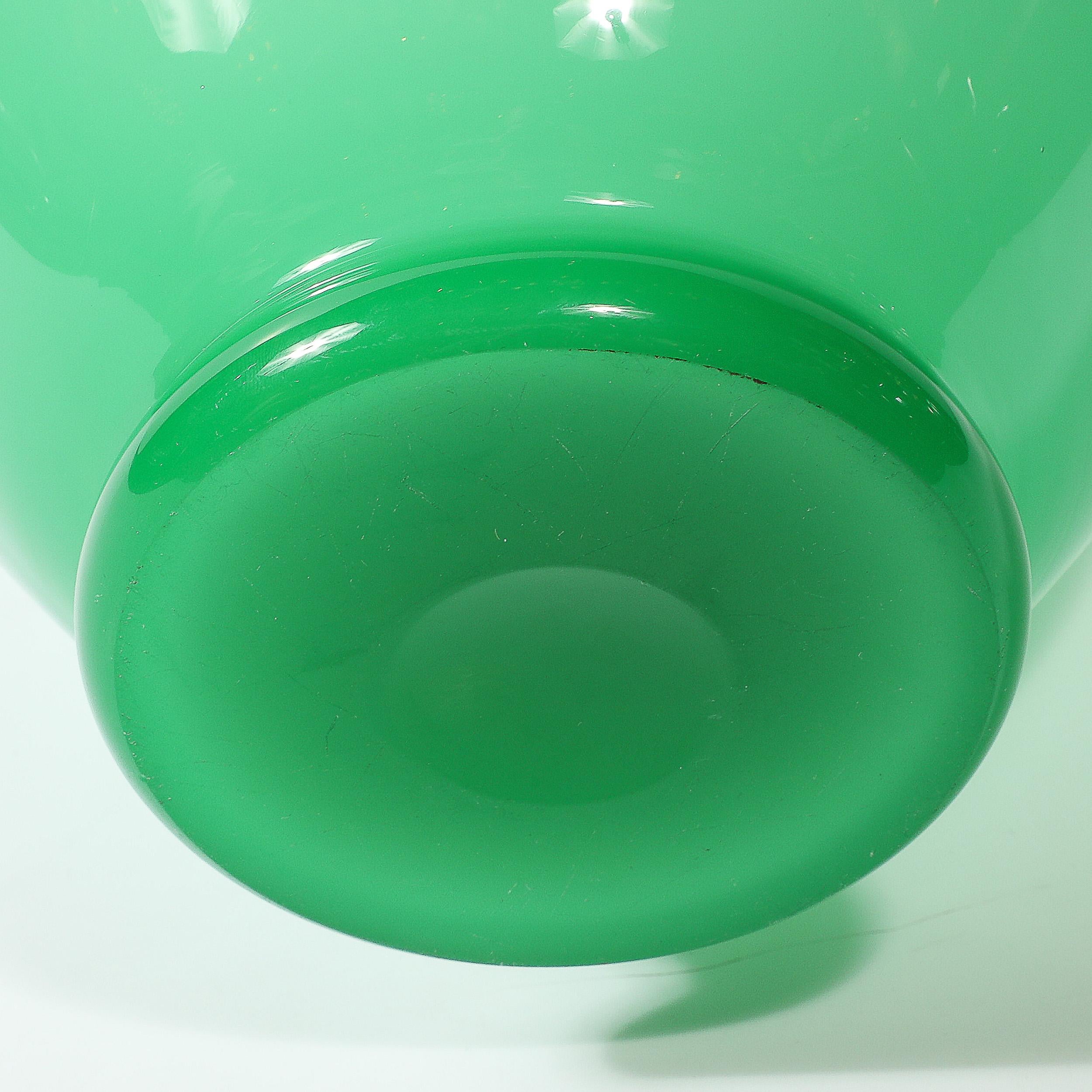 Vaso in vetro Amphora di Murano soffiato a mano della metà del secolo scorso in bianco e giada in vendita 4