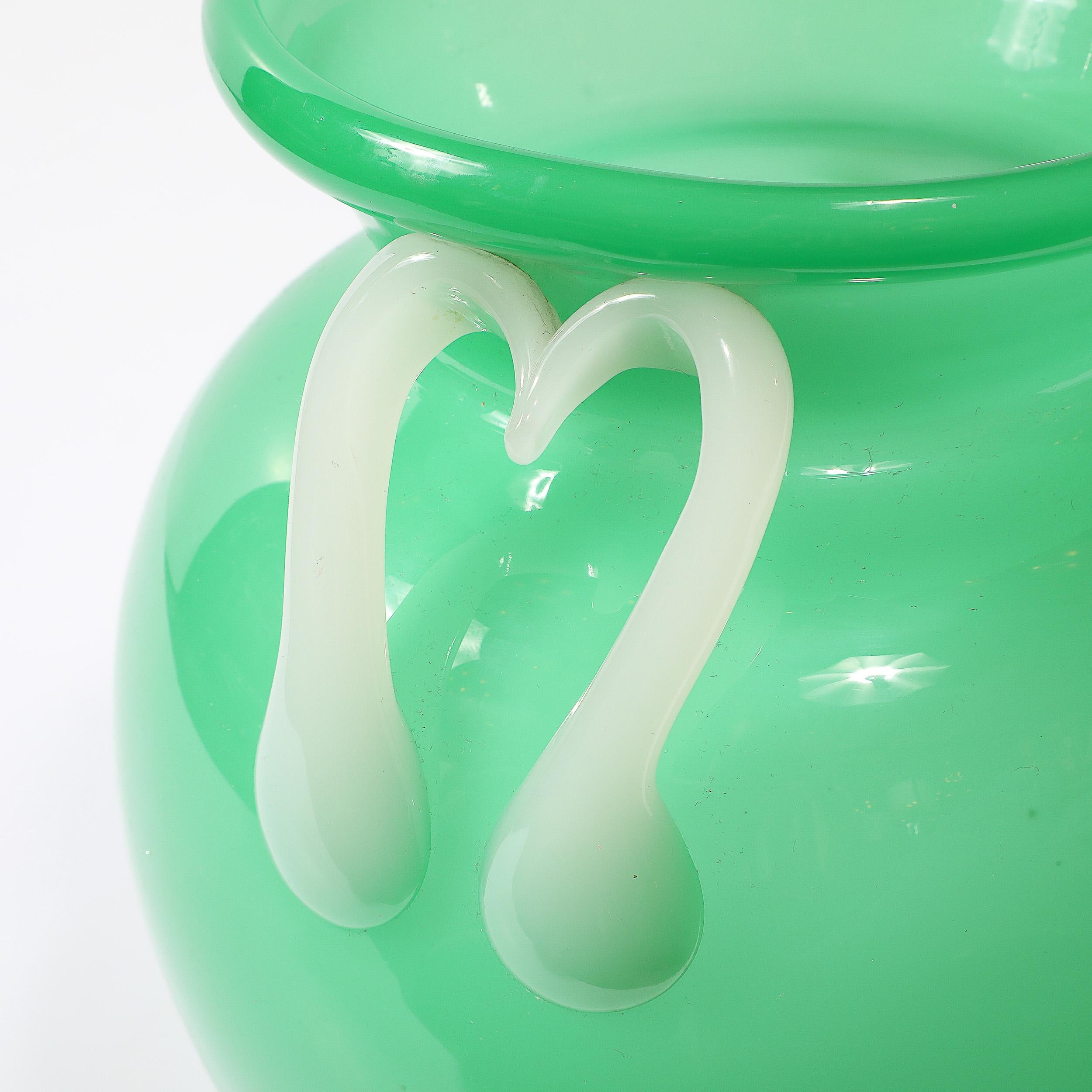 Vaso in vetro Amphora di Murano soffiato a mano della metà del secolo scorso in bianco e giada in vendita 5