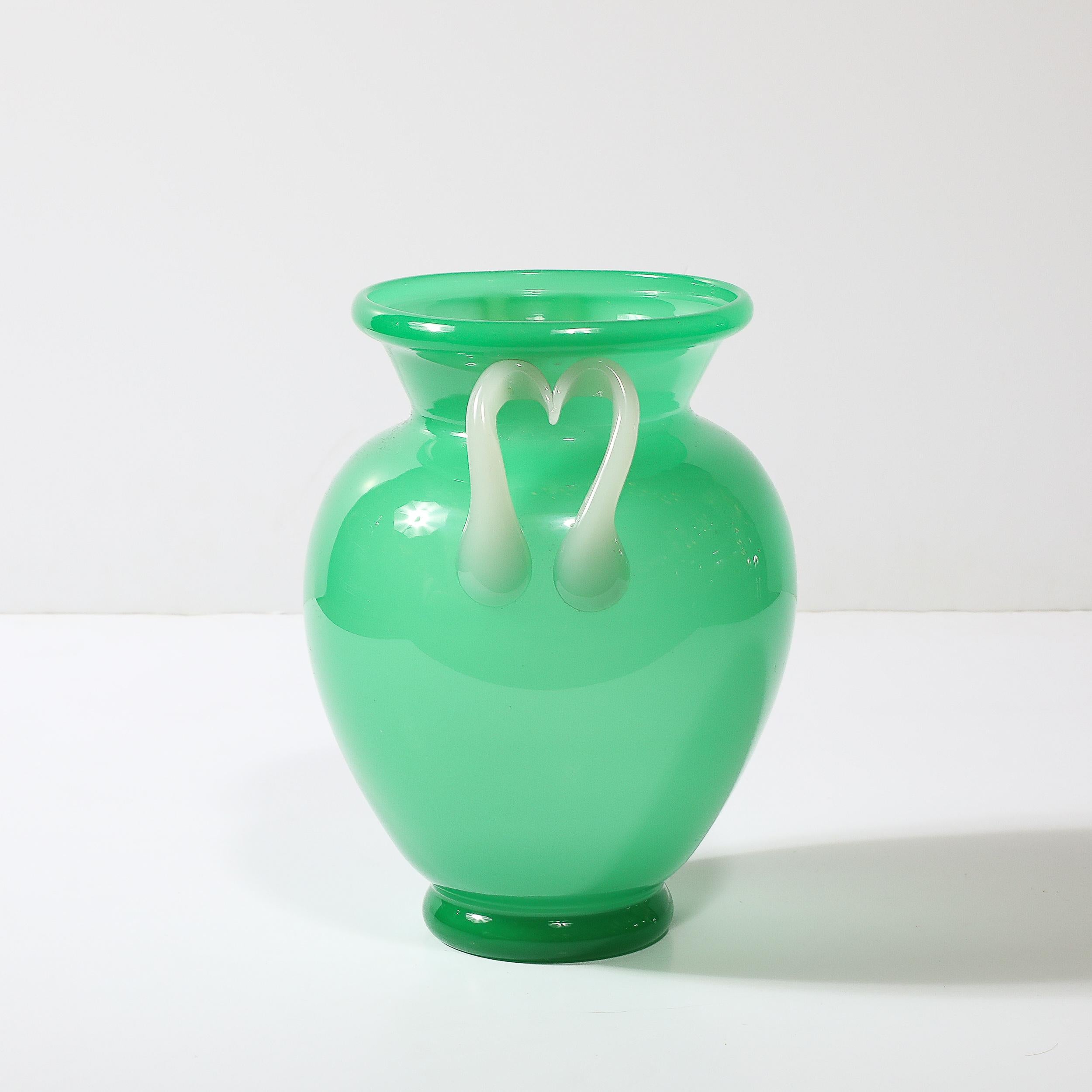 Questo vaso in vetro di Murano soffiato a bocca e soffiato a mano in bianco e giada, dai colori vivaci, proviene dall'Italia e risale al 1980 circa. Questo pezzo presenta proporzioni eleganti e un corpo in vetro soffiato a mano color giada con