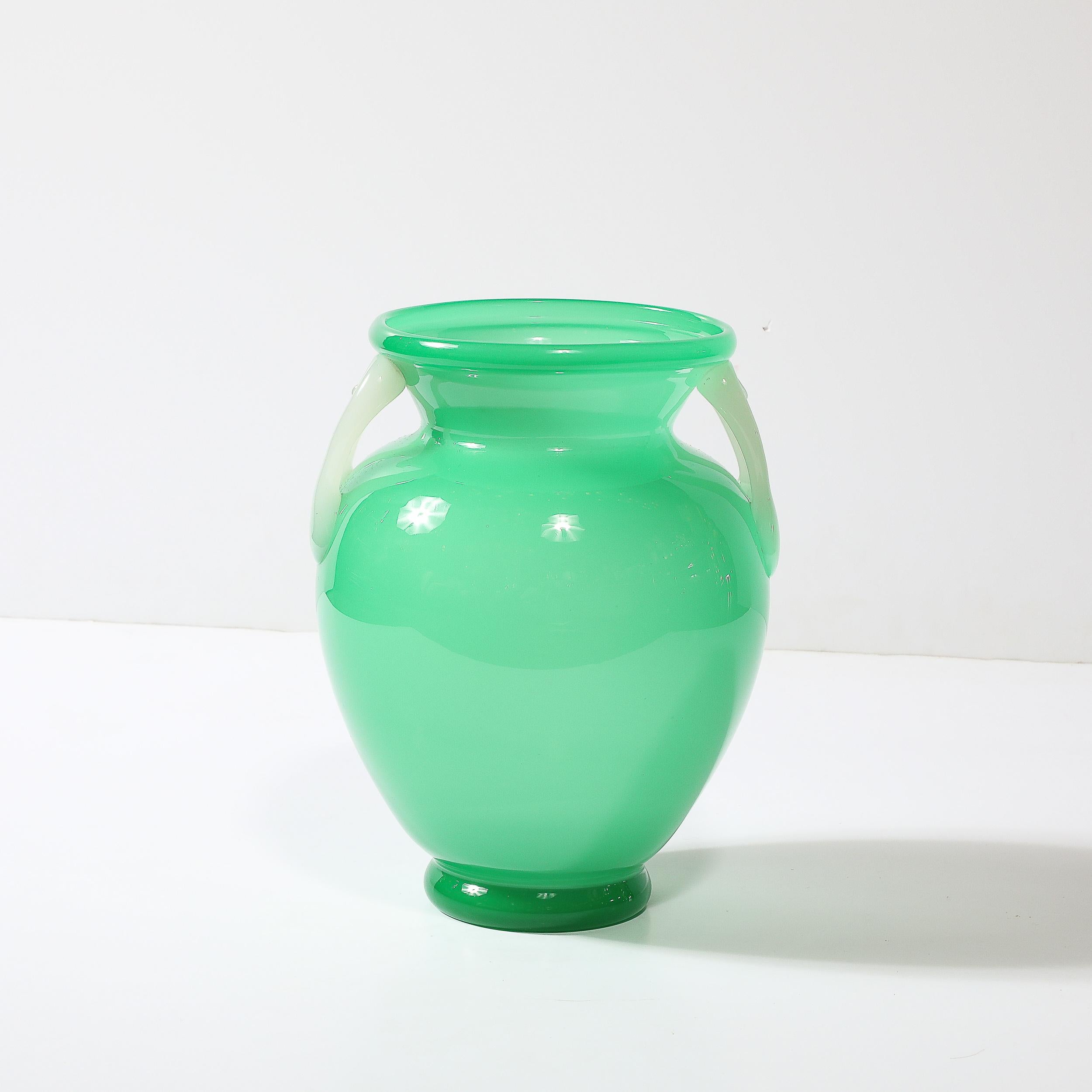 Mid-Century moderno Vaso in vetro Amphora di Murano soffiato a mano della metà del secolo scorso in bianco e giada in vendita