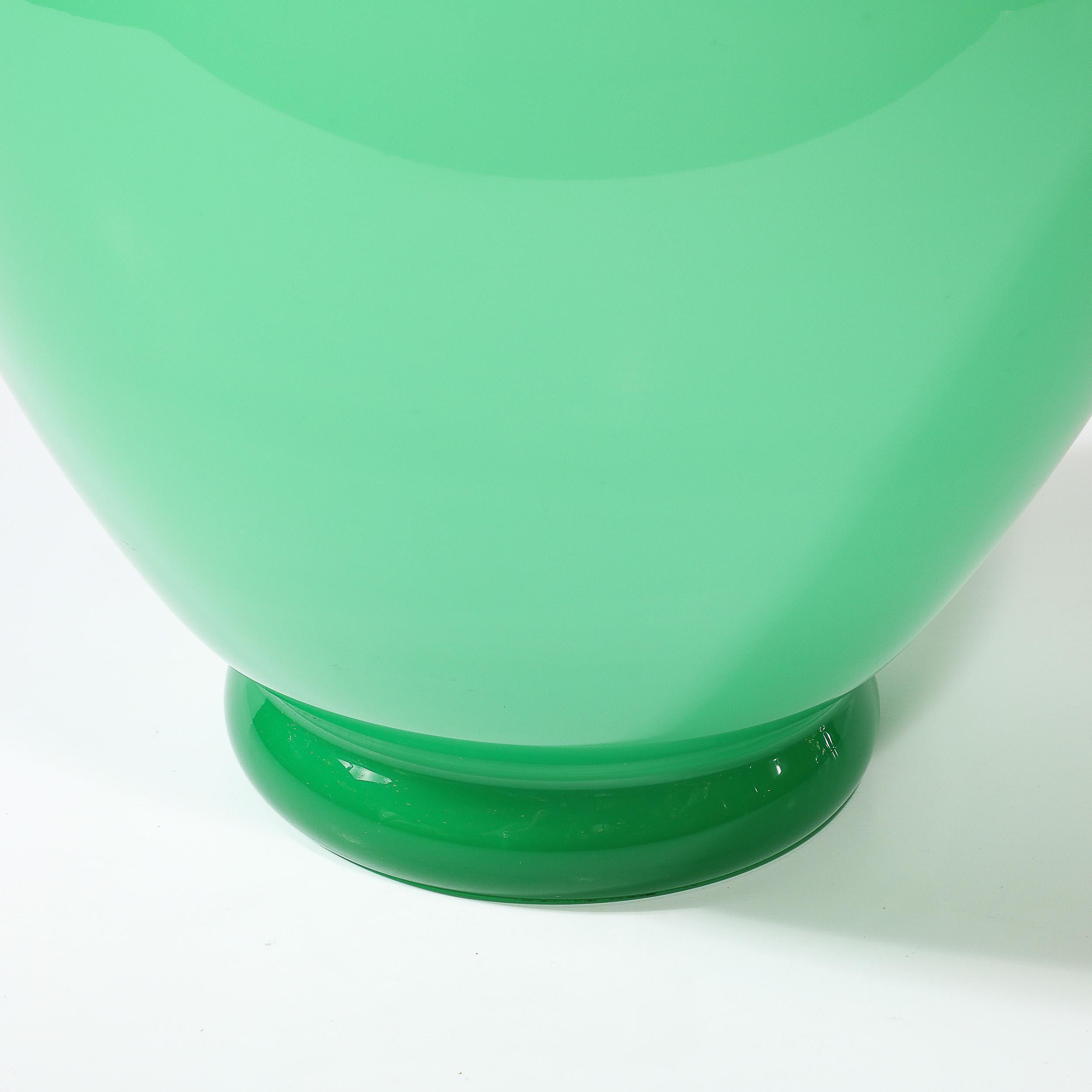 Italiano Vaso in vetro Amphora di Murano soffiato a mano della metà del secolo scorso in bianco e giada in vendita