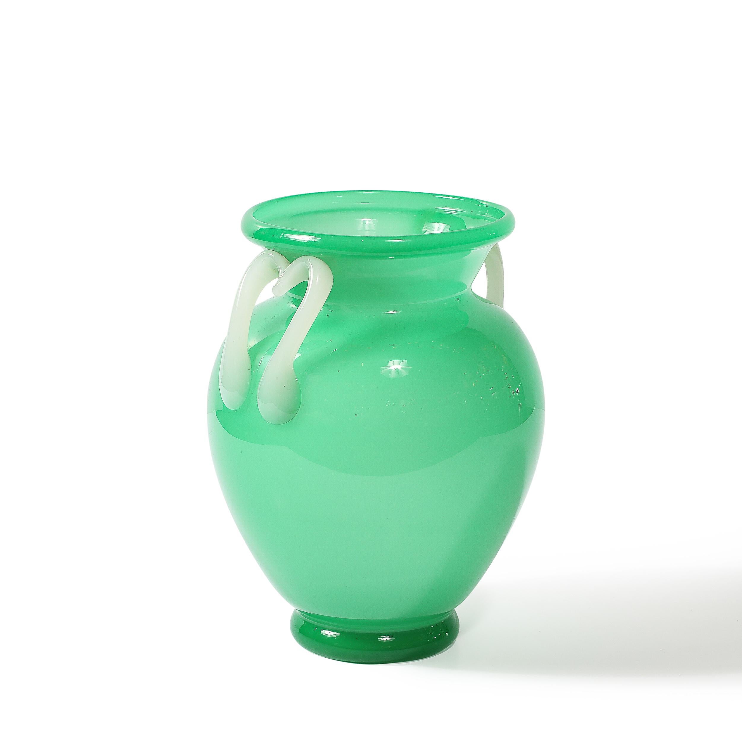 Vaso in vetro Amphora di Murano soffiato a mano della metà del secolo scorso in bianco e giada In condizioni ottime in vendita a New York, NY