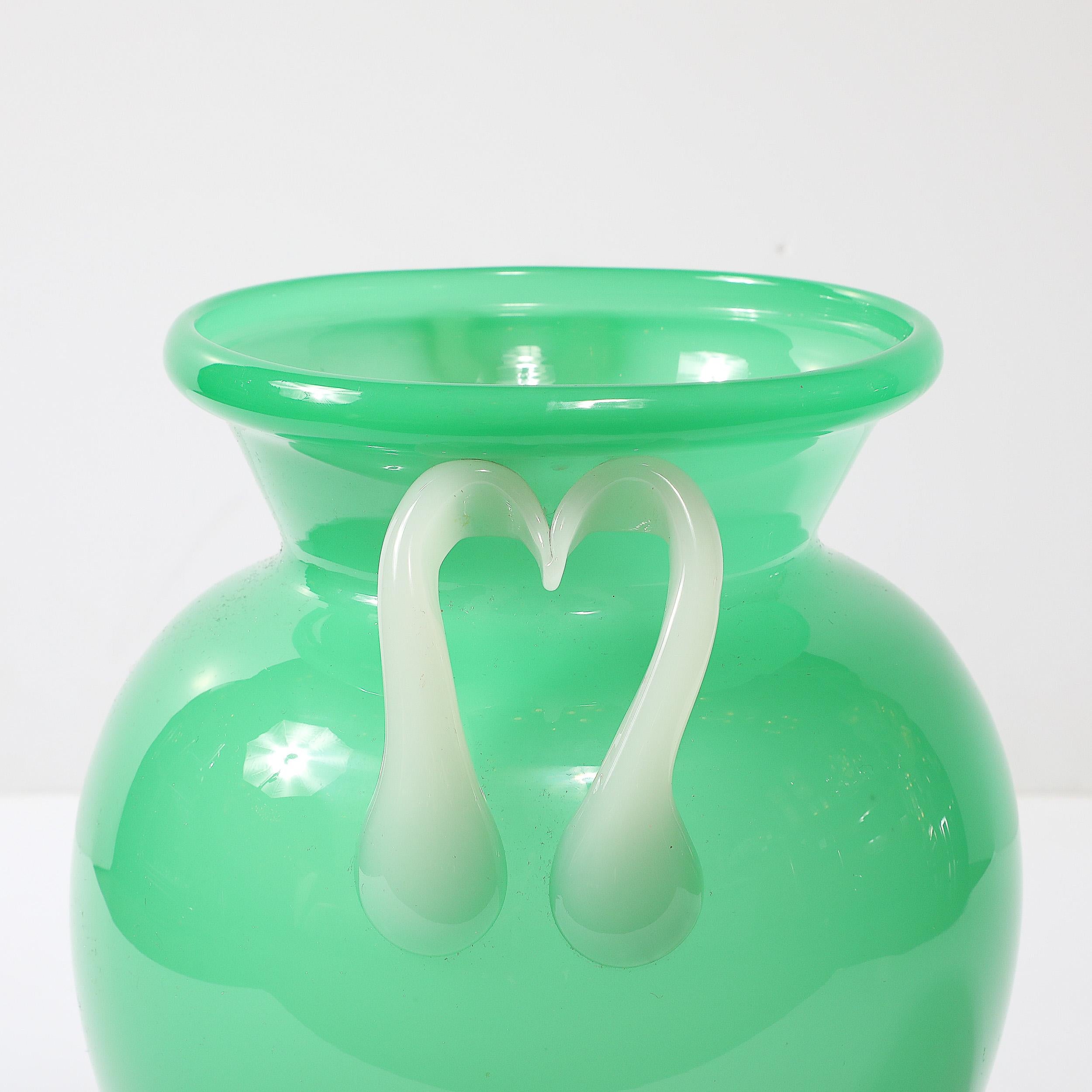 Fine XX secolo Vaso in vetro Amphora di Murano soffiato a mano della metà del secolo scorso in bianco e giada in vendita