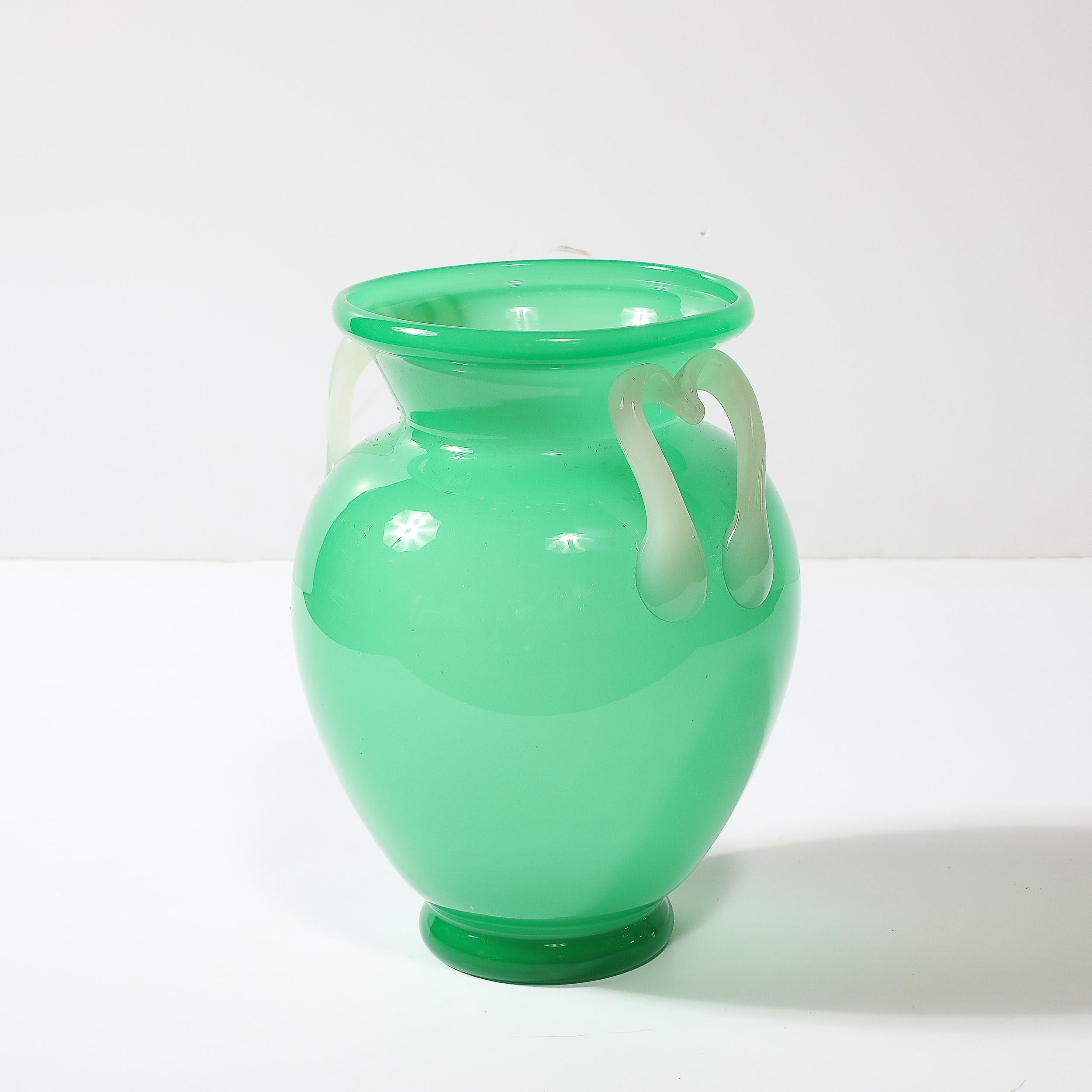 Vetro di Murano Vaso in vetro Amphora di Murano soffiato a mano della metà del secolo scorso in bianco e giada in vendita