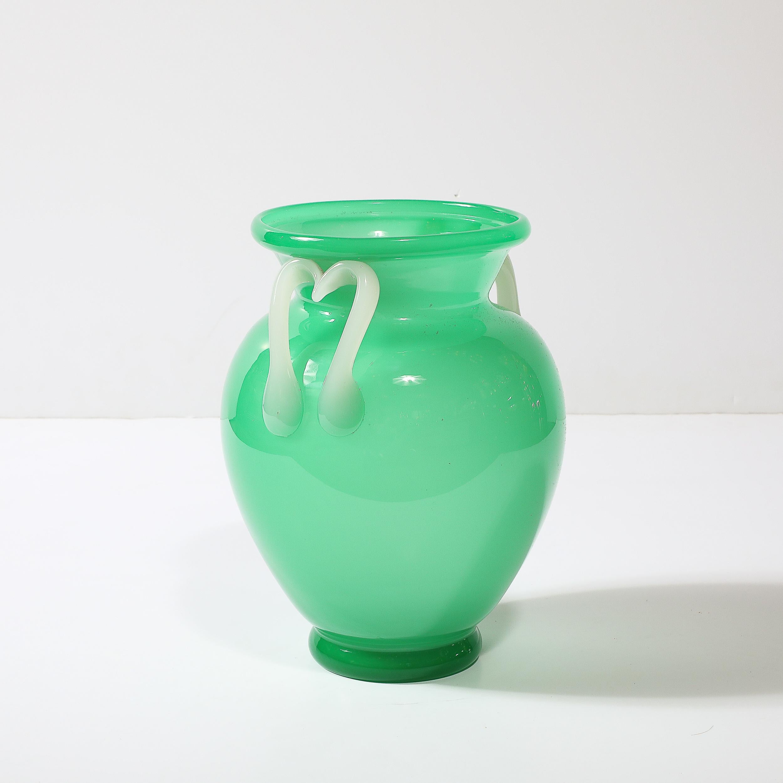 Vaso in vetro Amphora di Murano soffiato a mano della metà del secolo scorso in bianco e giada in vendita 2