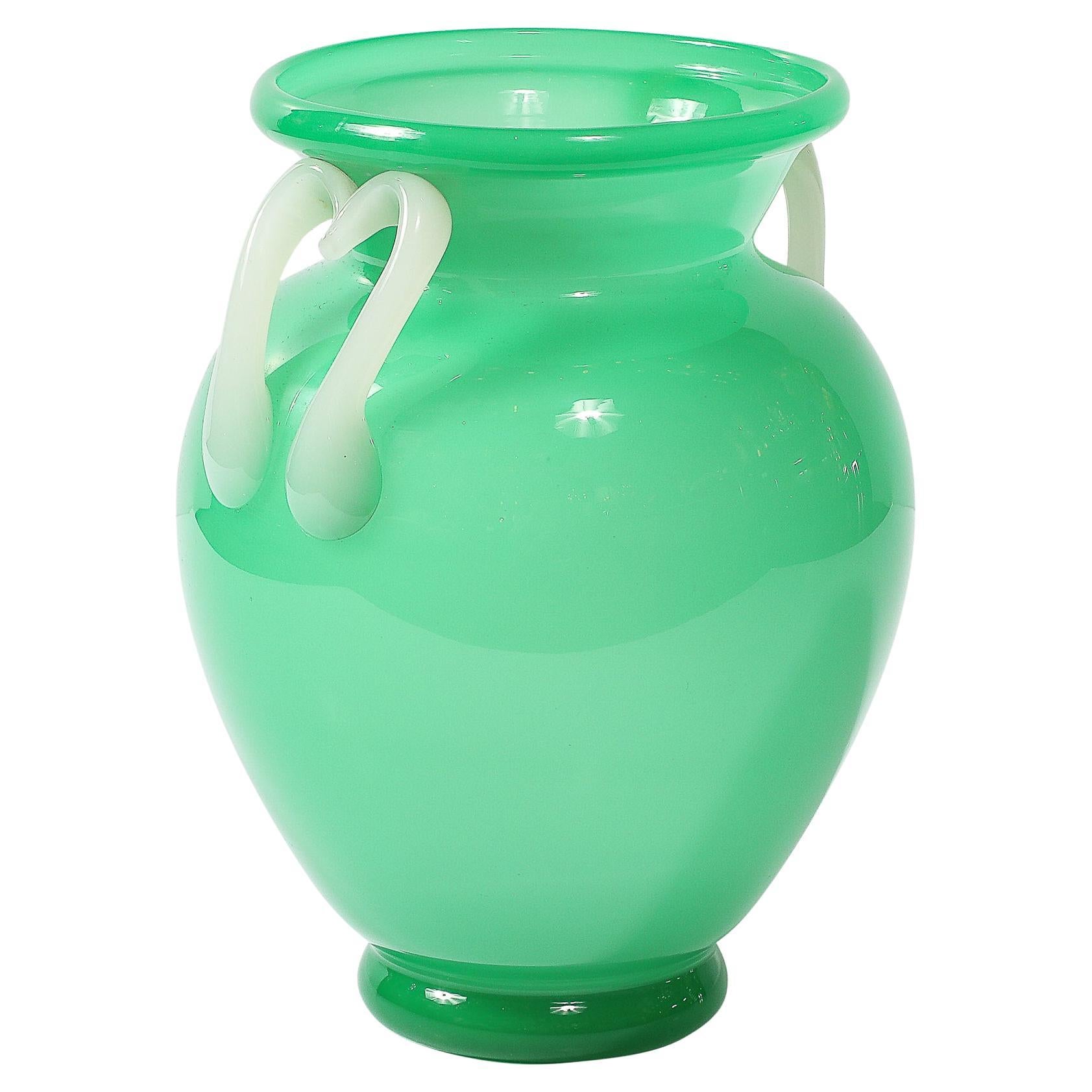 Vaso in vetro Amphora di Murano soffiato a mano della metà del secolo scorso in bianco e giada