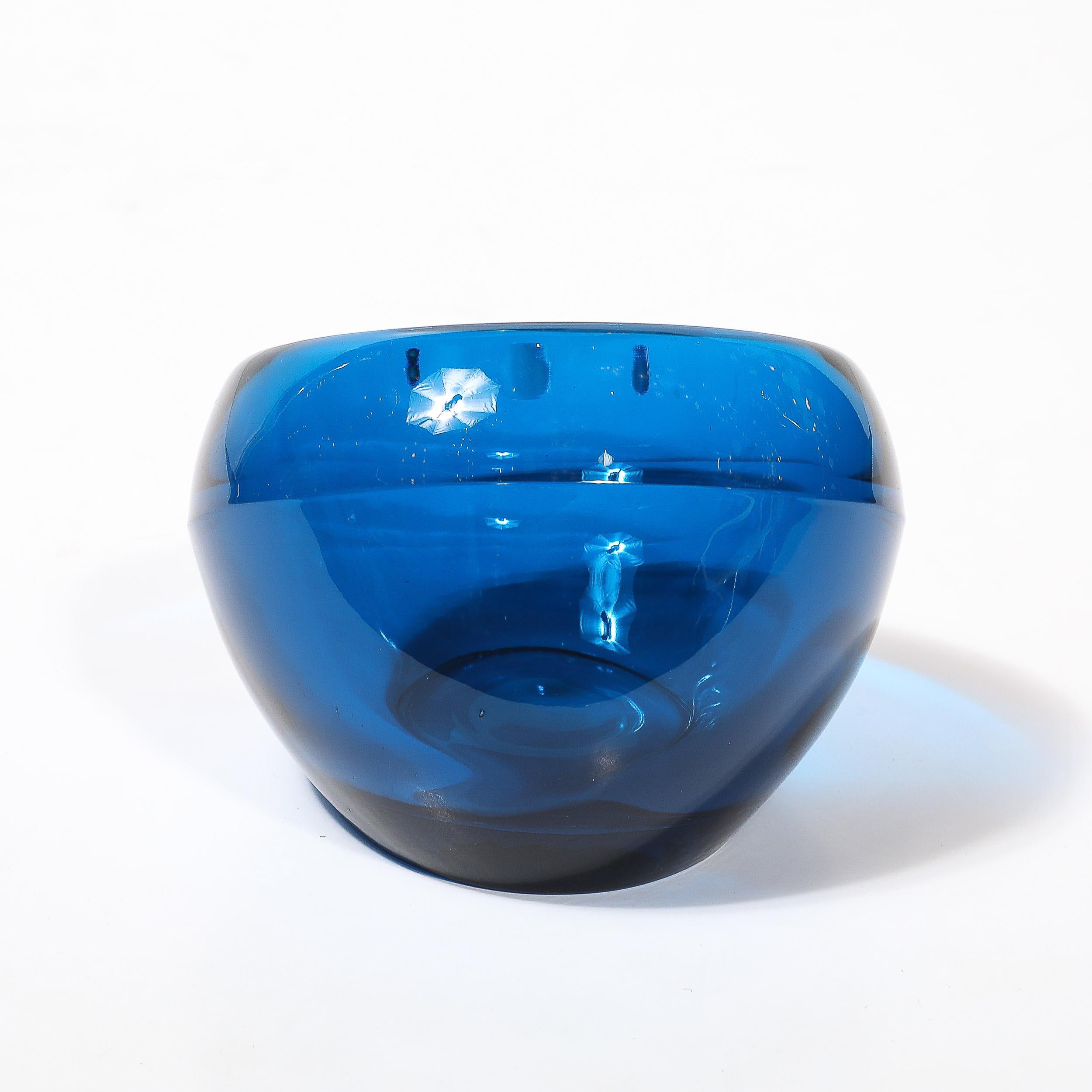 Italiano Piatto/vassoio in vetro blu cobalto di Murano soffiato a mano, della metà del secolo scorso. in vendita