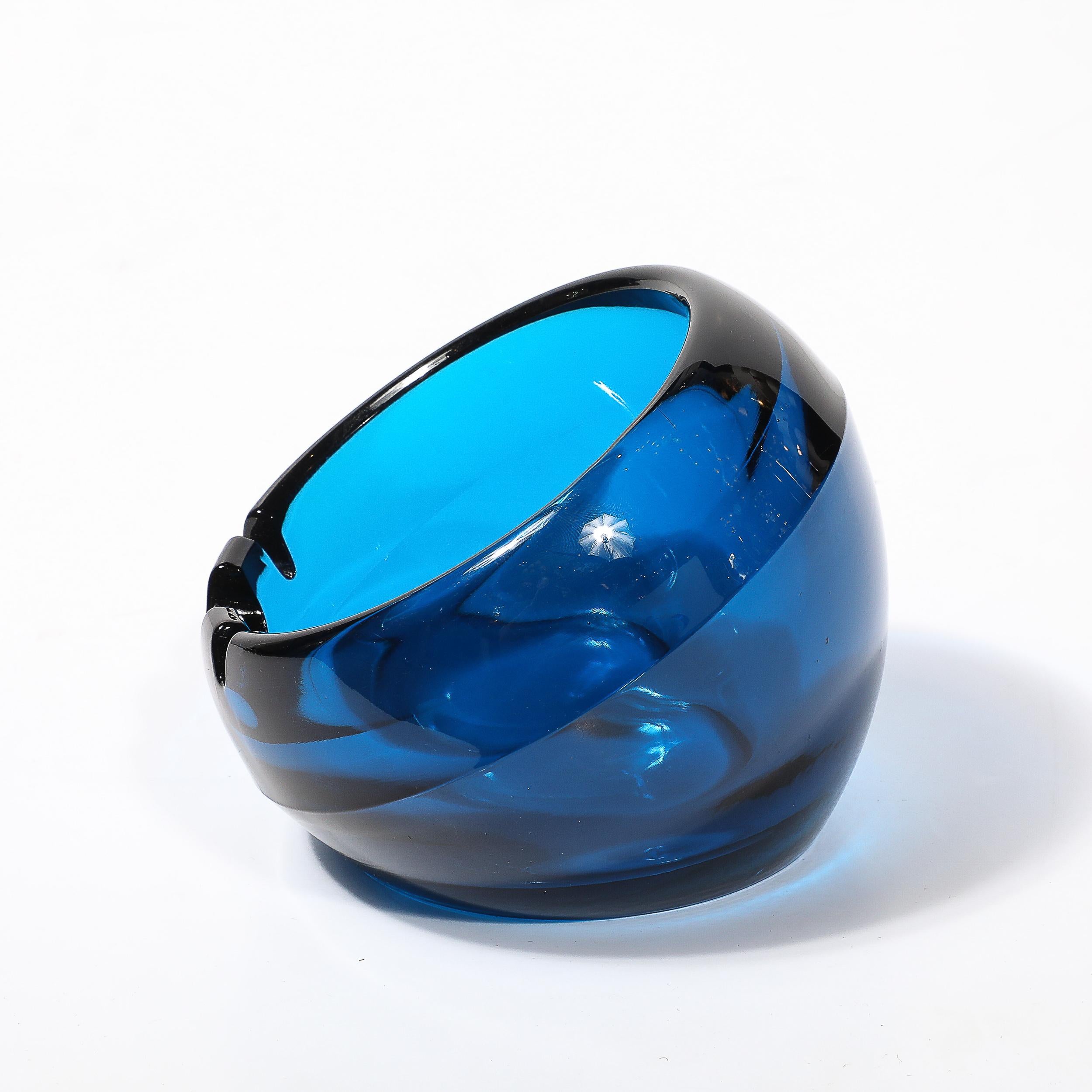Piatto/vassoio in vetro blu cobalto di Murano soffiato a mano, della metà del secolo scorso. In condizioni ottime in vendita a New York, NY