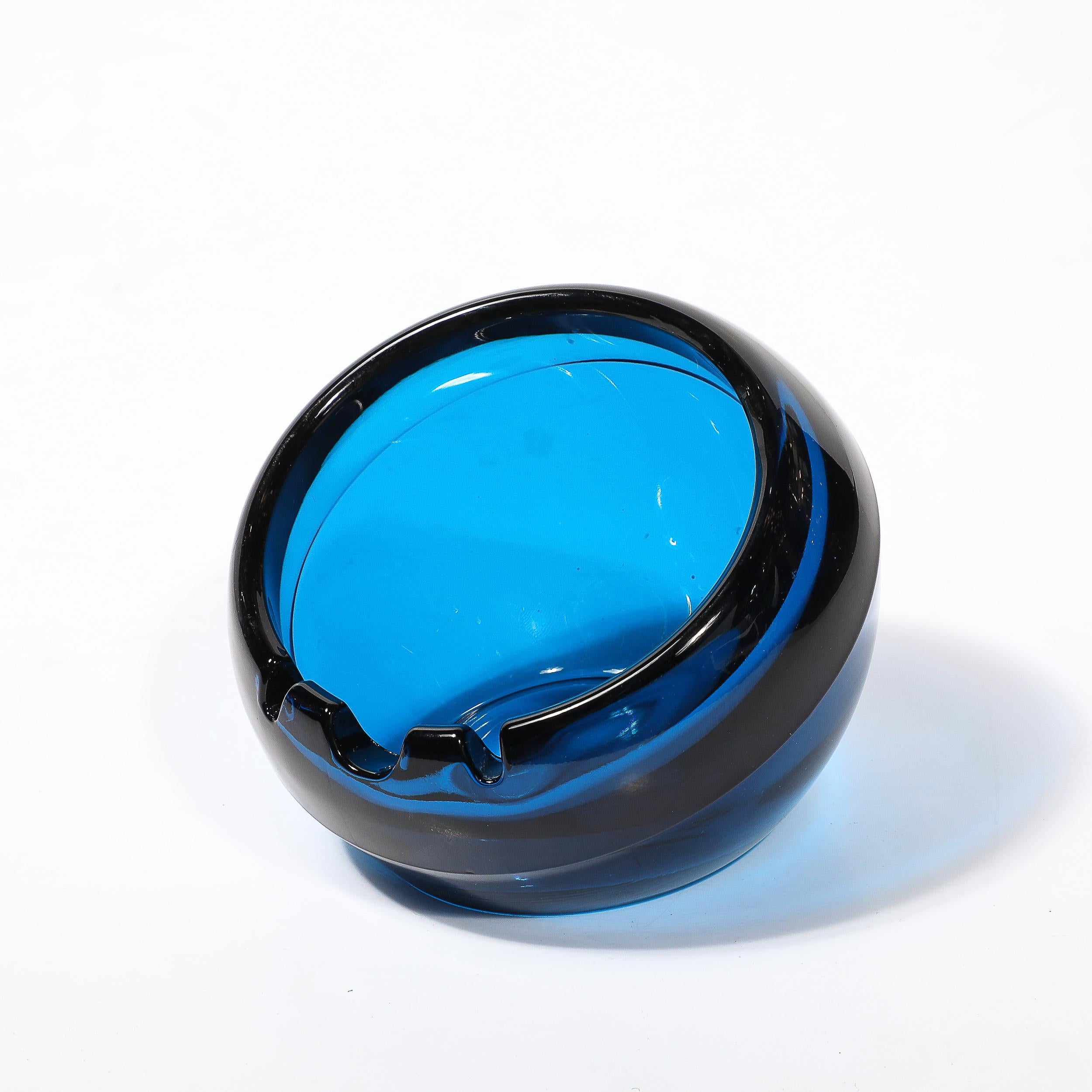 Metà XX secolo Piatto/vassoio in vetro blu cobalto di Murano soffiato a mano, della metà del secolo scorso. in vendita