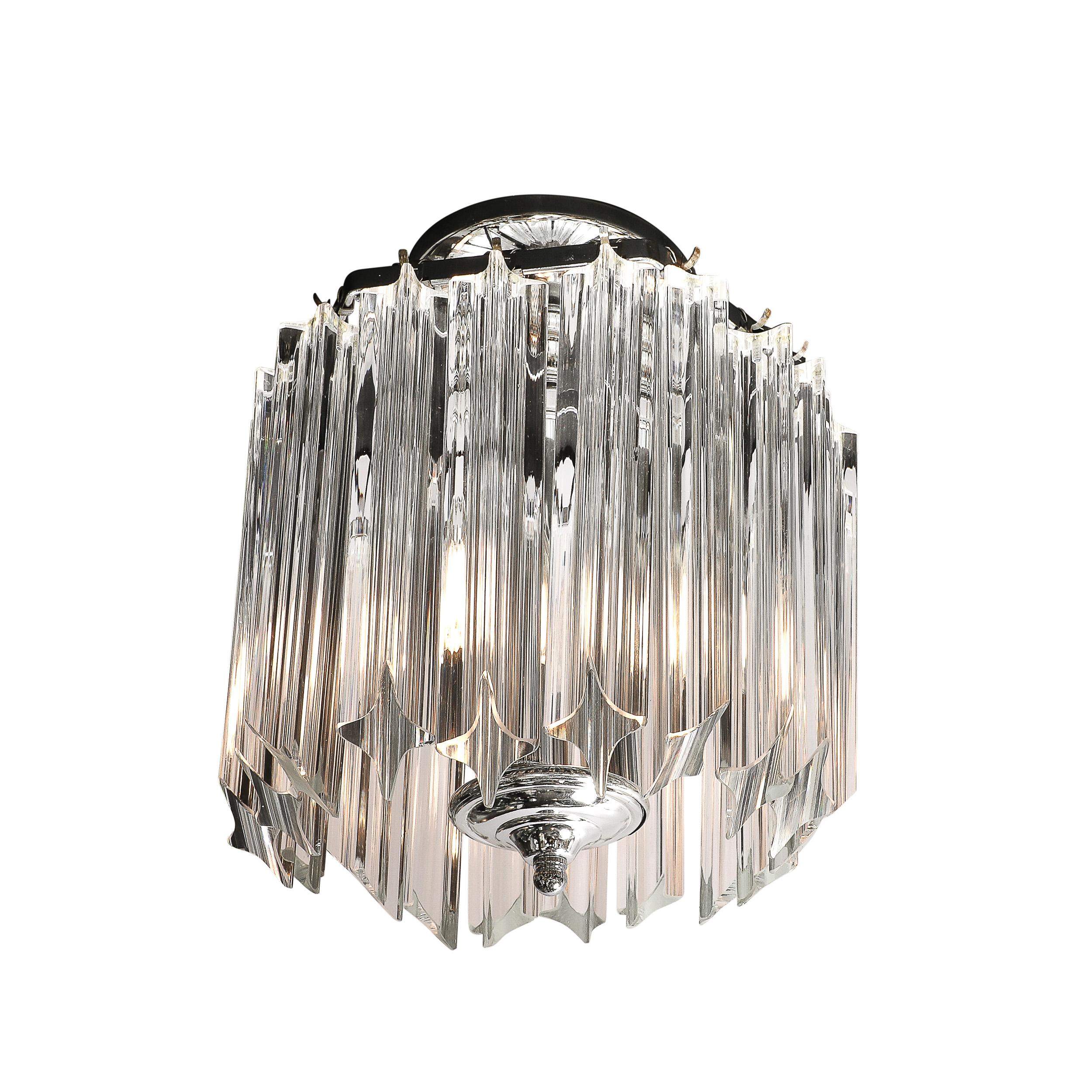 Cet élégant lustre quadretti hexagonal en verre de Murano soufflé à la main, datant du milieu du siècle dernier, est originaire d'Italie, vers 1960. Le lustre se compose d'un cadre octogonal, d'un baldaquin et d'une chaîne en chrome poli, ainsi que