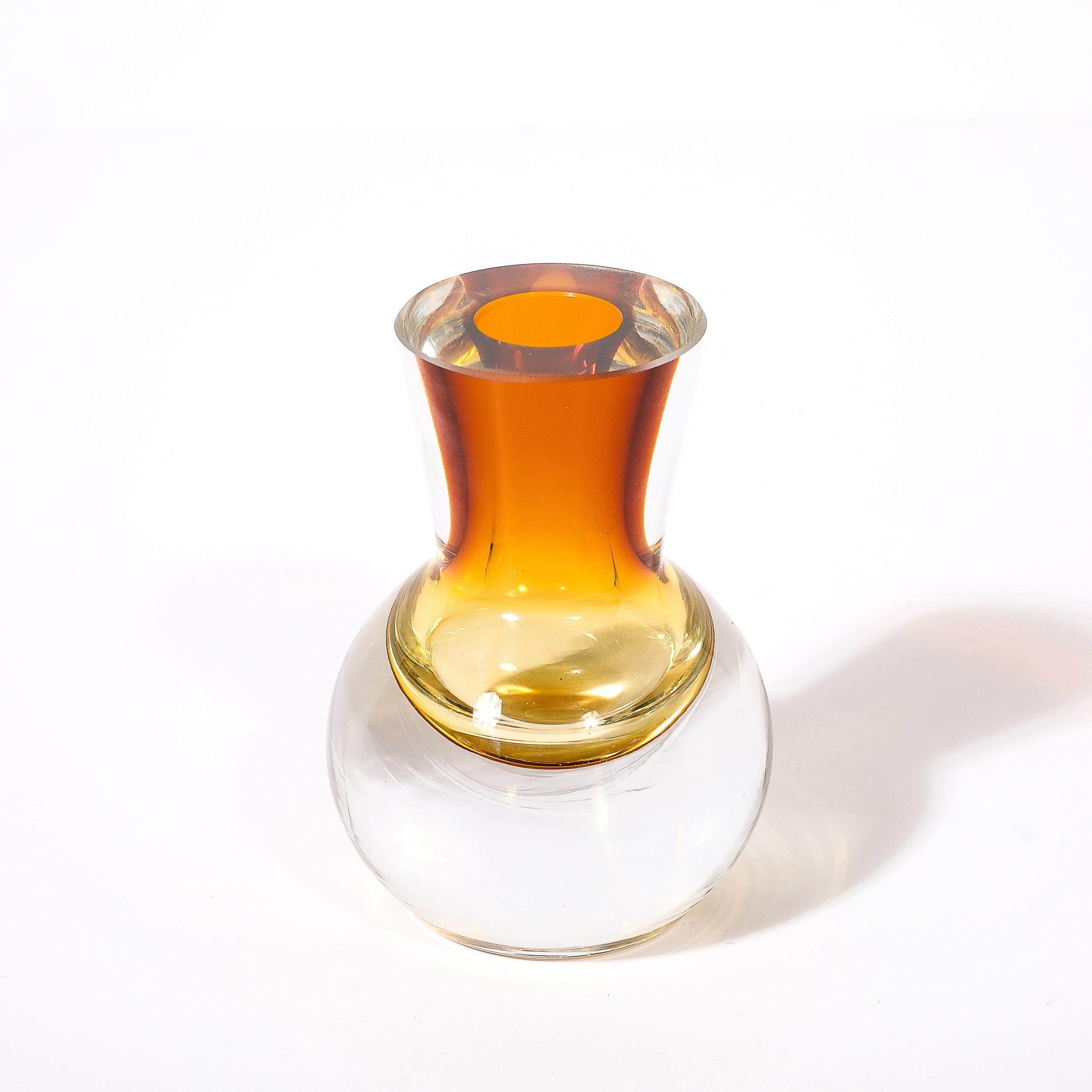 Ce subtil et brillant vase en verre de Murano soufflé à la main et de couleur ambre, datant du milieu du siècle dernier, provient d'Italie, vers 1960. Le vase présente un bord substantiel magnifiquement poli, qui descend vers un col effilé et un