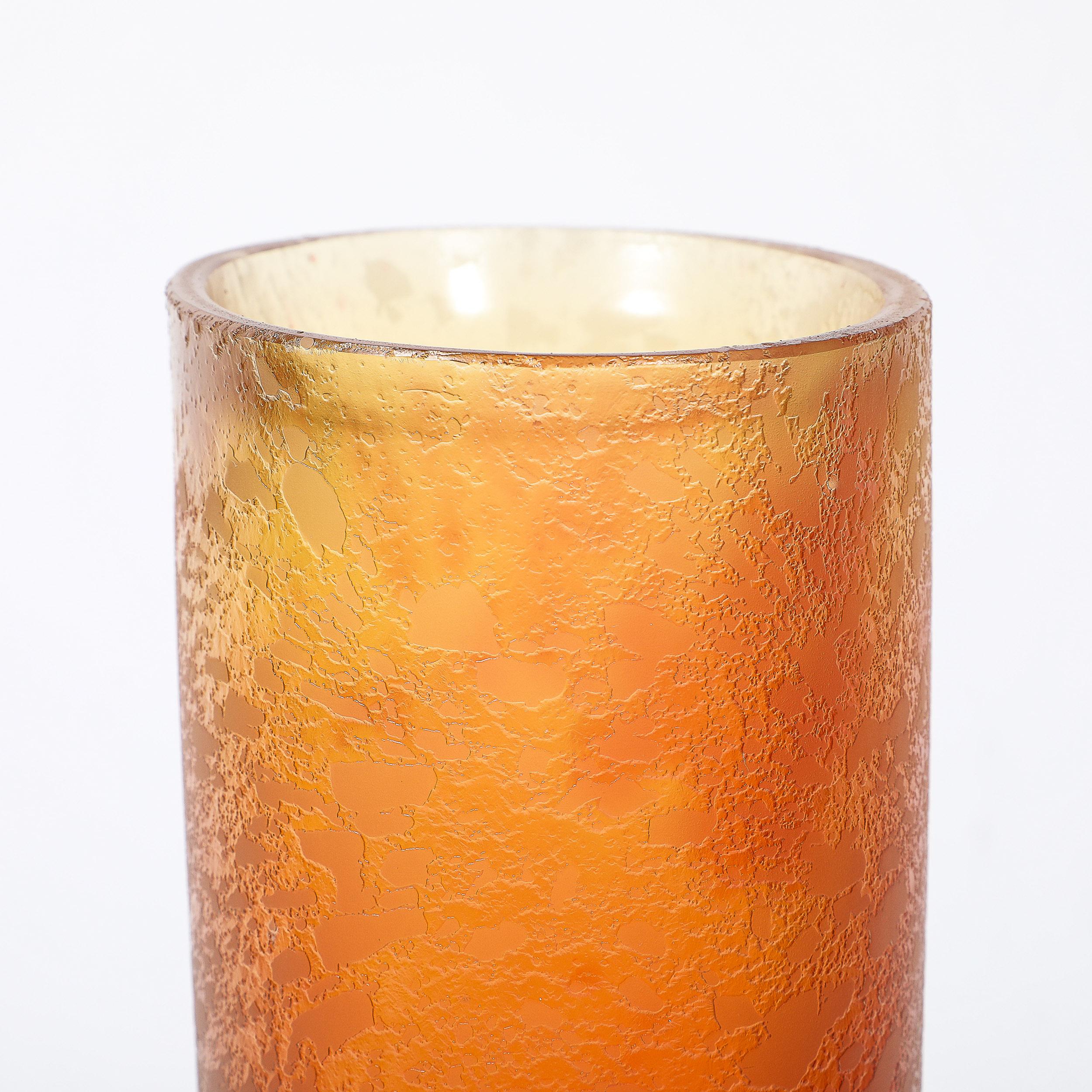 Mid-Century Modernist Hand-Blown Murano Glass Vase in Apricot W/ Mottled Texture en vente 5