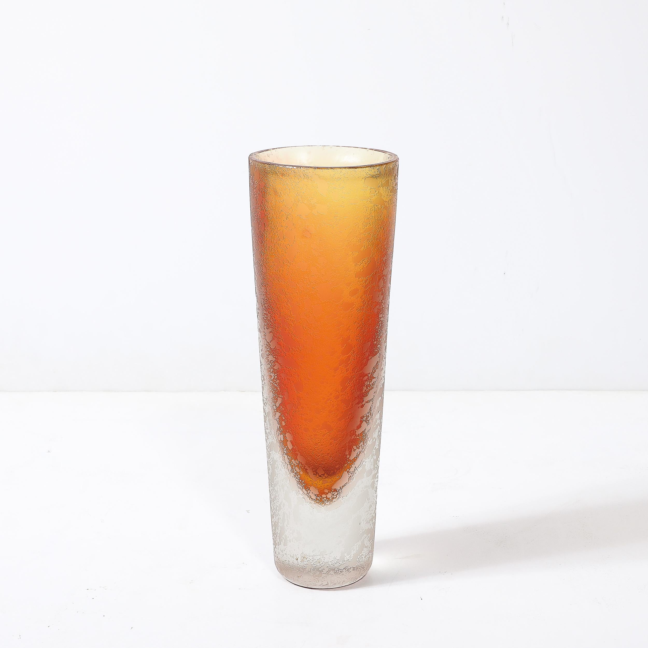 Mid-Century Modernist Hand-Blown Murano Glass Vase in Apricot W/ Mottled Texture en vente 1
