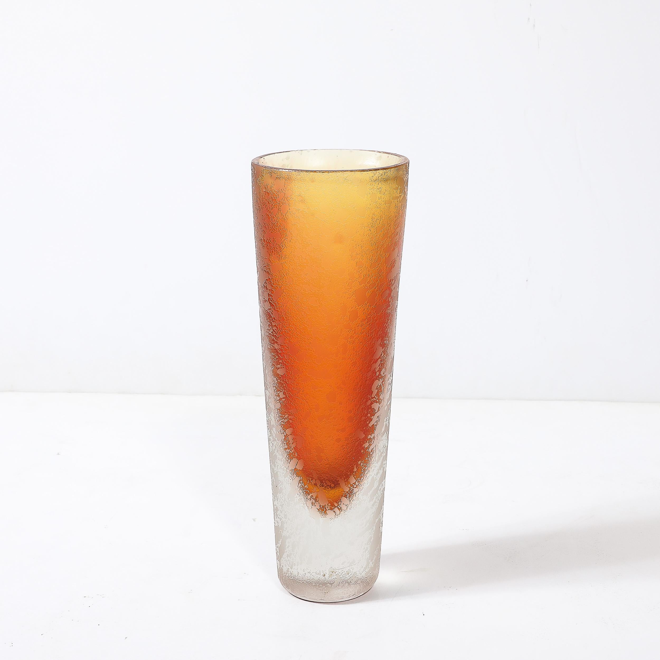 Mid-Century Modernist Hand-Blown Murano Glass Vase in Apricot W/ Mottled Texture en vente 2